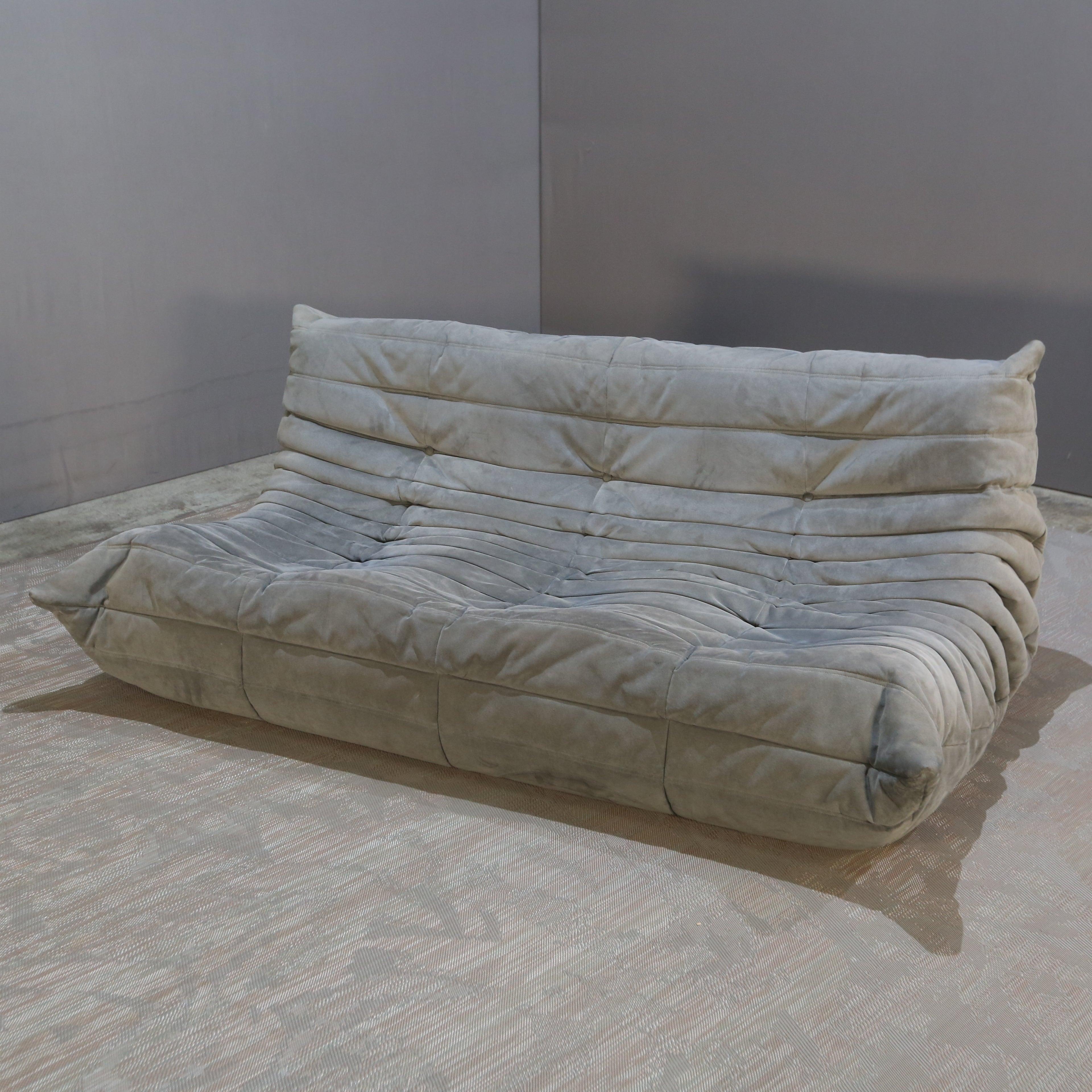 L'emblématique canapé Togo, conçu à l'origine par Michel Ducaroy pour Ligne Roset en 1973, est devenu un classique du design du milieu du siècle. Ce canapé Togo trois places a été récemment retapissé dans un tissu gris (voir l'image de l'annonce