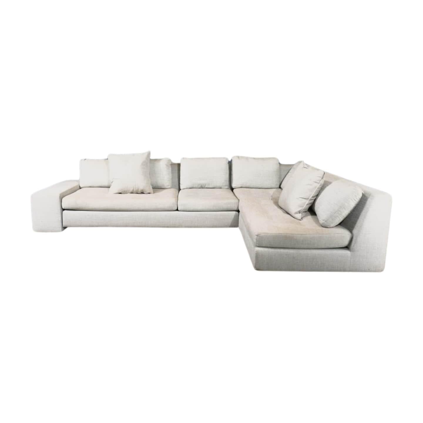 Dieses 4-Sitzer-Sofa von Ligne Roset, entworfen von Didier Gomez, ist ein Beispiel für das Engagement des Designers und der Marke für Qualität und Eleganz.   Das asymmetrische Design ist ein Markenzeichen von Gomez' Kreationen. Dieses einarmige Sofa