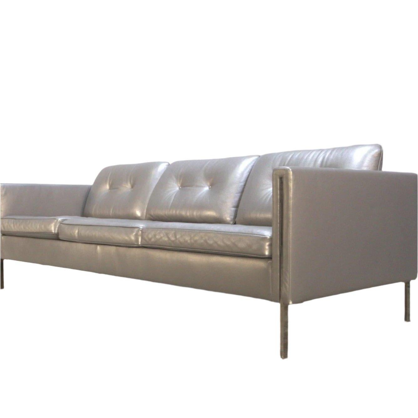 Découvrez l'emblématique canapé Andy de Pierre Paulin pour Ligne Roset, désormais disponible chez Rehaus. Cette pièce étonnante présente un design élégant et moderne, avec des lignes épurées et un profil bas. Les coussins pelucheux offrent un
