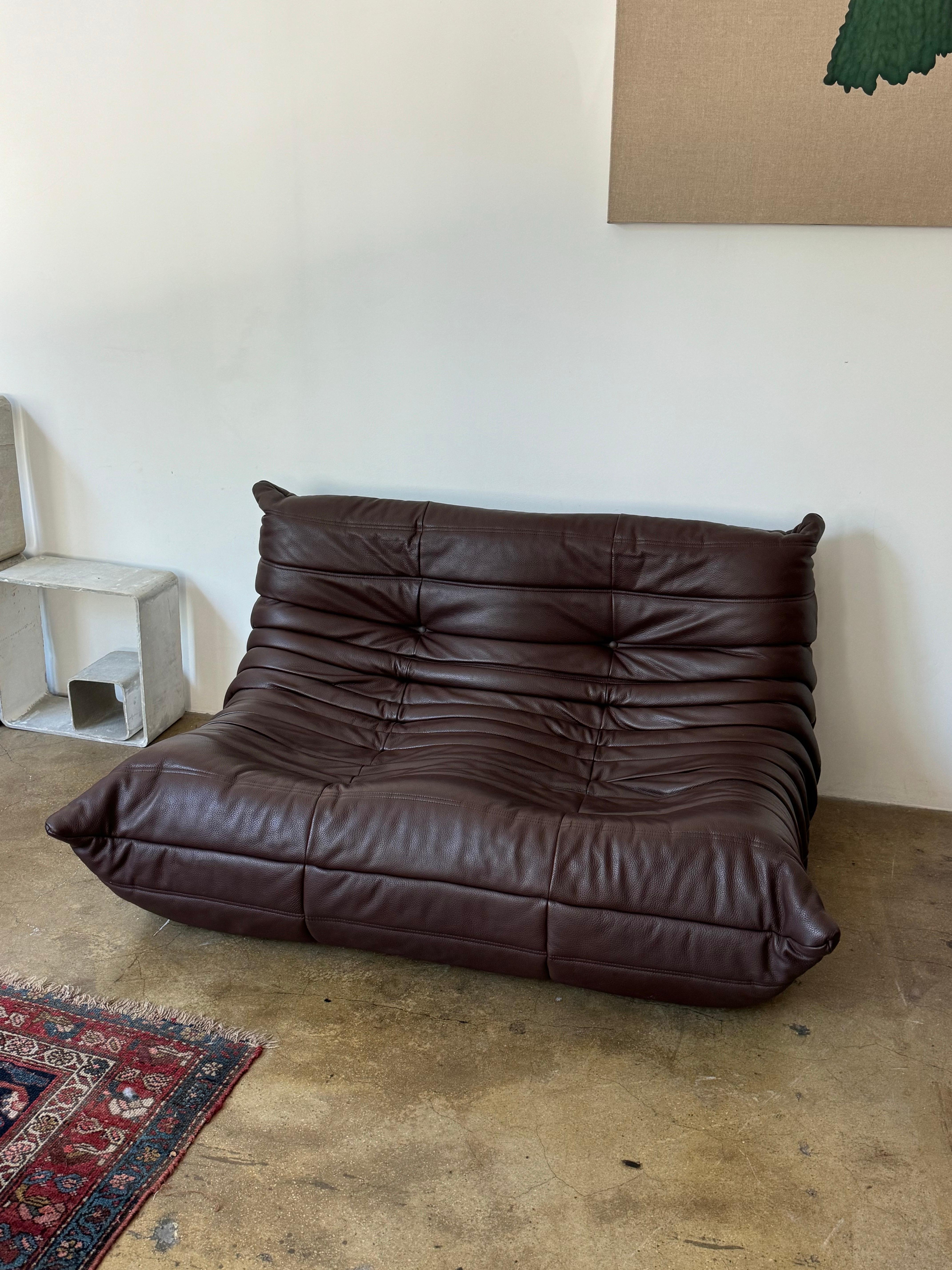Divano a poltrona in pelle marrone Ligne Roset Disegnato da Michel Ducaroy per Ligne Roset, anni 2000. Tappezzeria originale. In buone condizioni d'epoca, coerenti con l'età e l'uso.