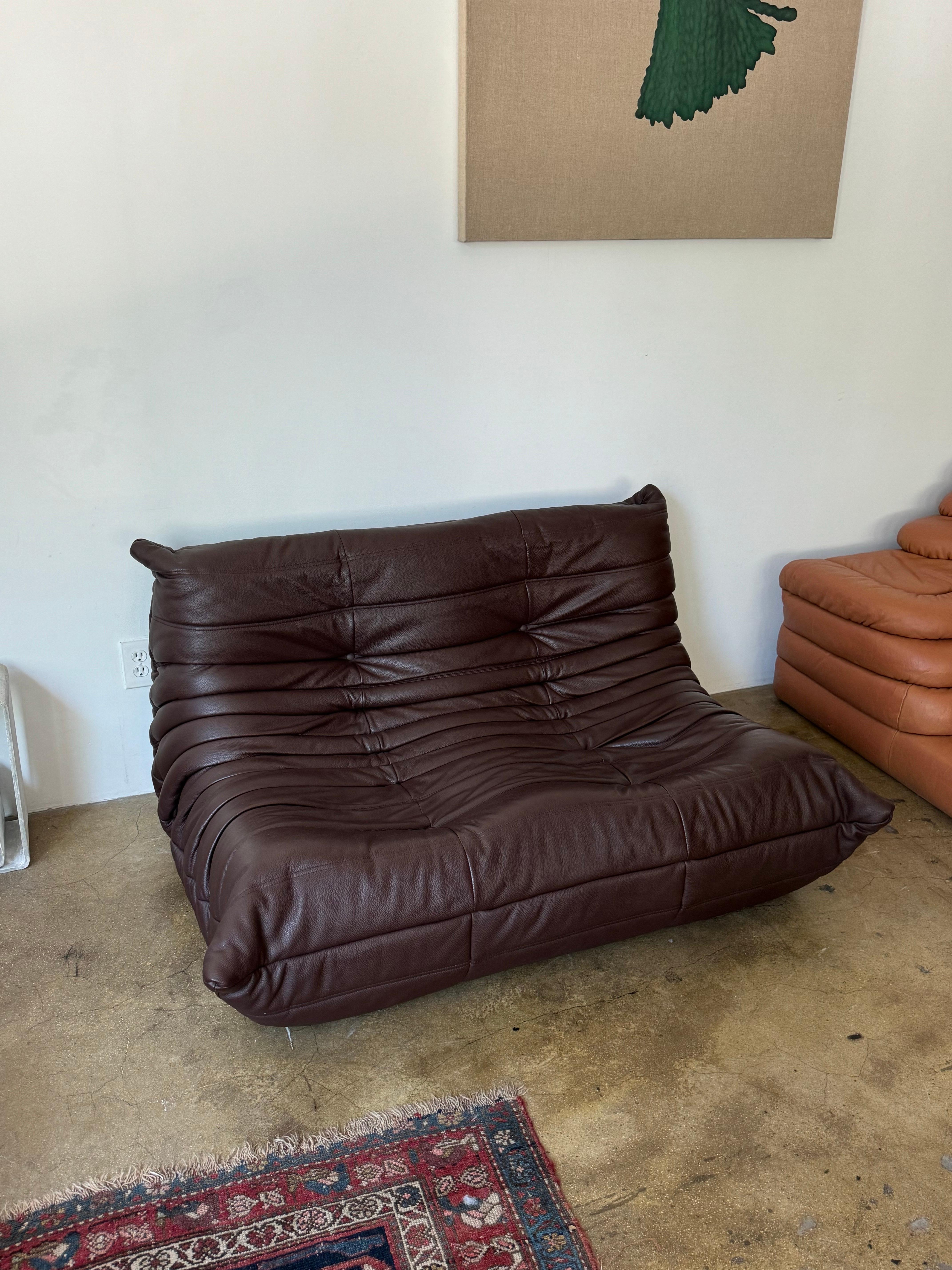 Mid-Century moderno Ligne Roset, poltrona in pelle marrone Togo, anni 2000 in vendita