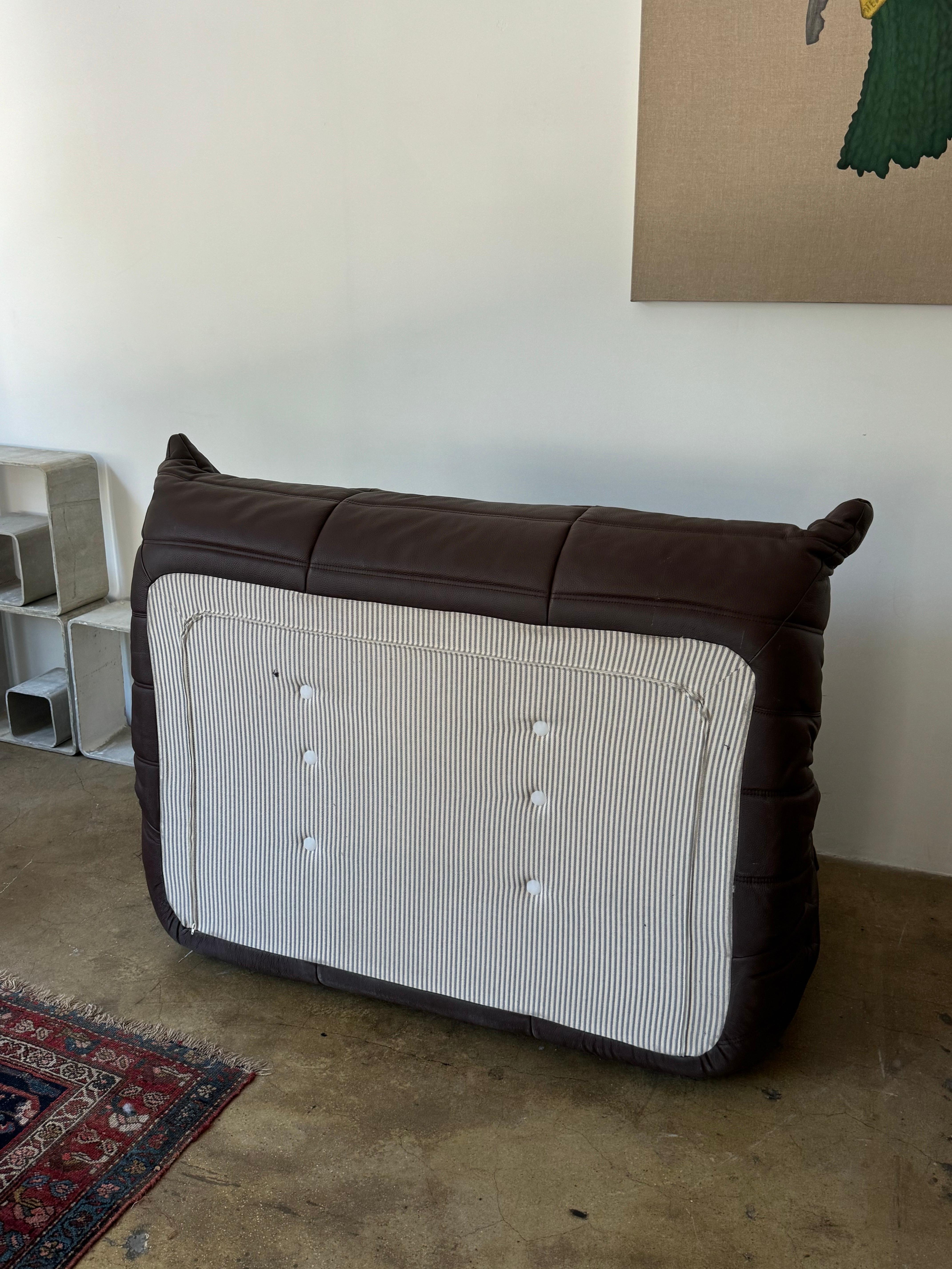 Francese Ligne Roset, poltrona in pelle marrone Togo, anni 2000 in vendita