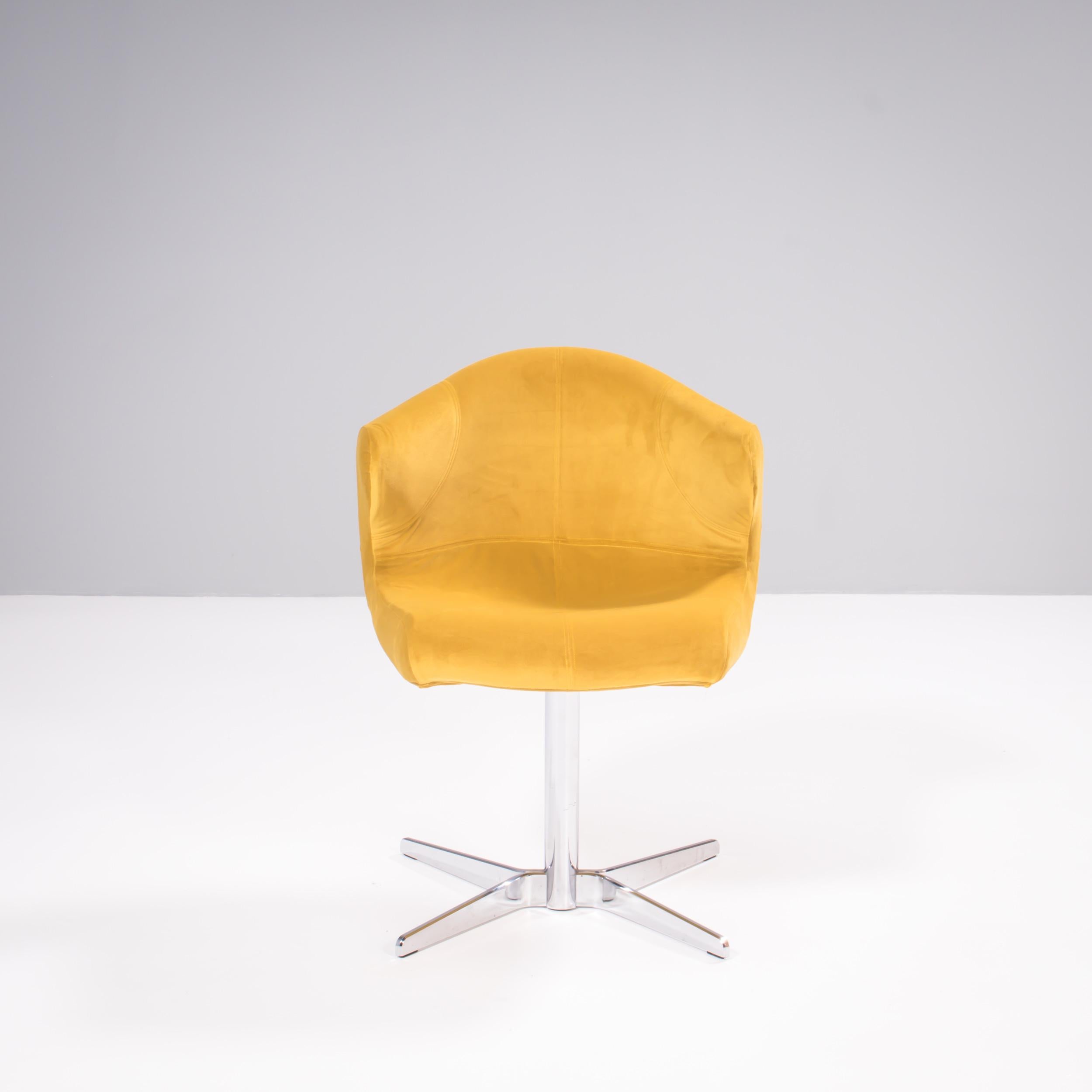 Conçue à l'origine par Emmanuel Dietrich pour Ligne Roset en 2006, la chaise Alster allie le design classique du milieu du siècle à une touche contemporaine.

Dotée d'une silhouette incurvée, la chaise pivote à 360 degrés sur sa base en chrome