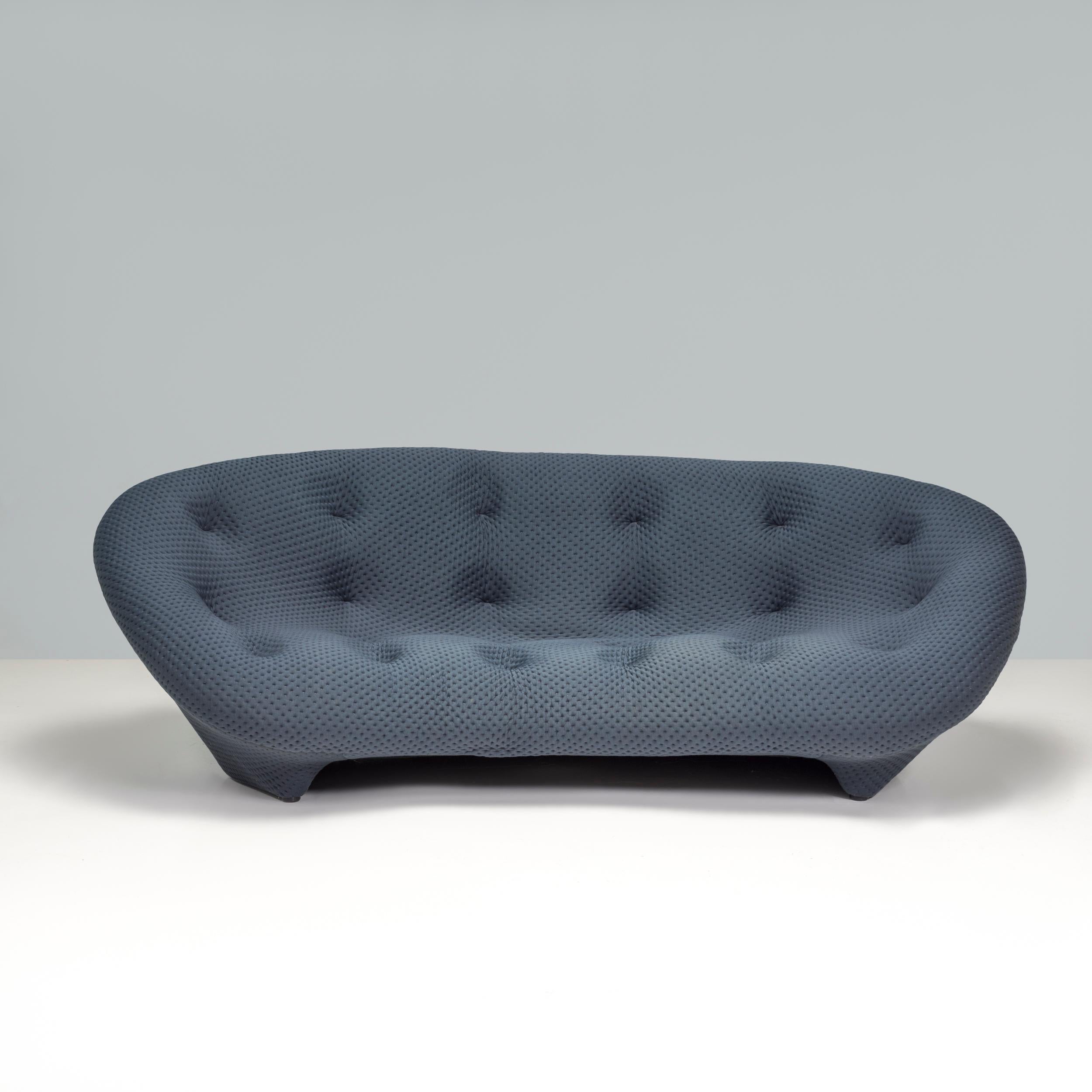 Conçu à l'origine par Erwan et Ronan Bouroullec pour Ligne Roset en 2011, le canapé Pluom est un fantastique exemple de design moderne. 

La forme organique est formée à partir d'acier tubulaire et de treillis métallique avec des couches de mousse