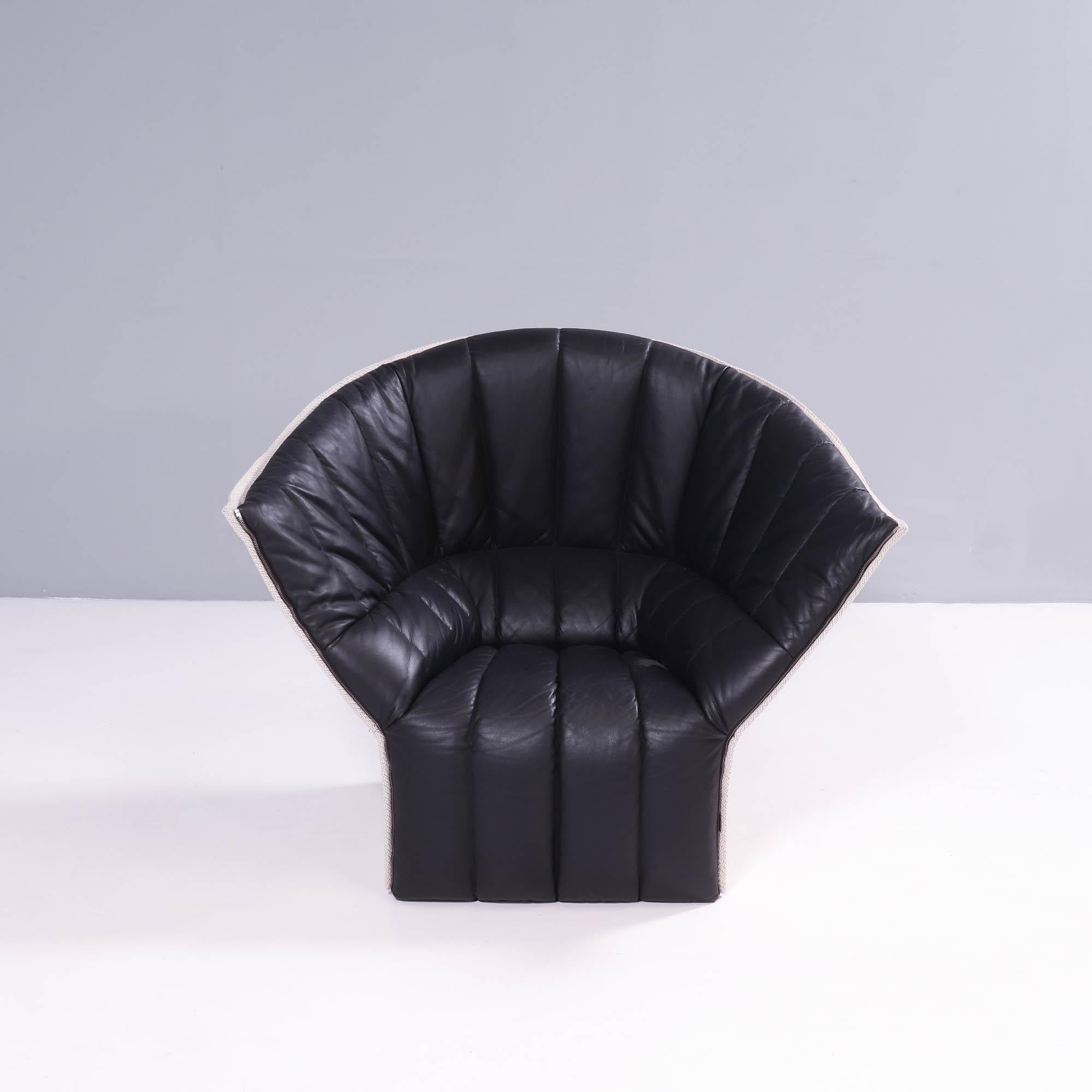 Conçue par Inga Sempé pour Ligne Roset, la causeuse Moel est une pièce marquante du design contemporain.

Avec une silhouette en forme de coquillage, la causeuse canapé présente une façade d'assise matelassée en cuir noir souple et un dossier en