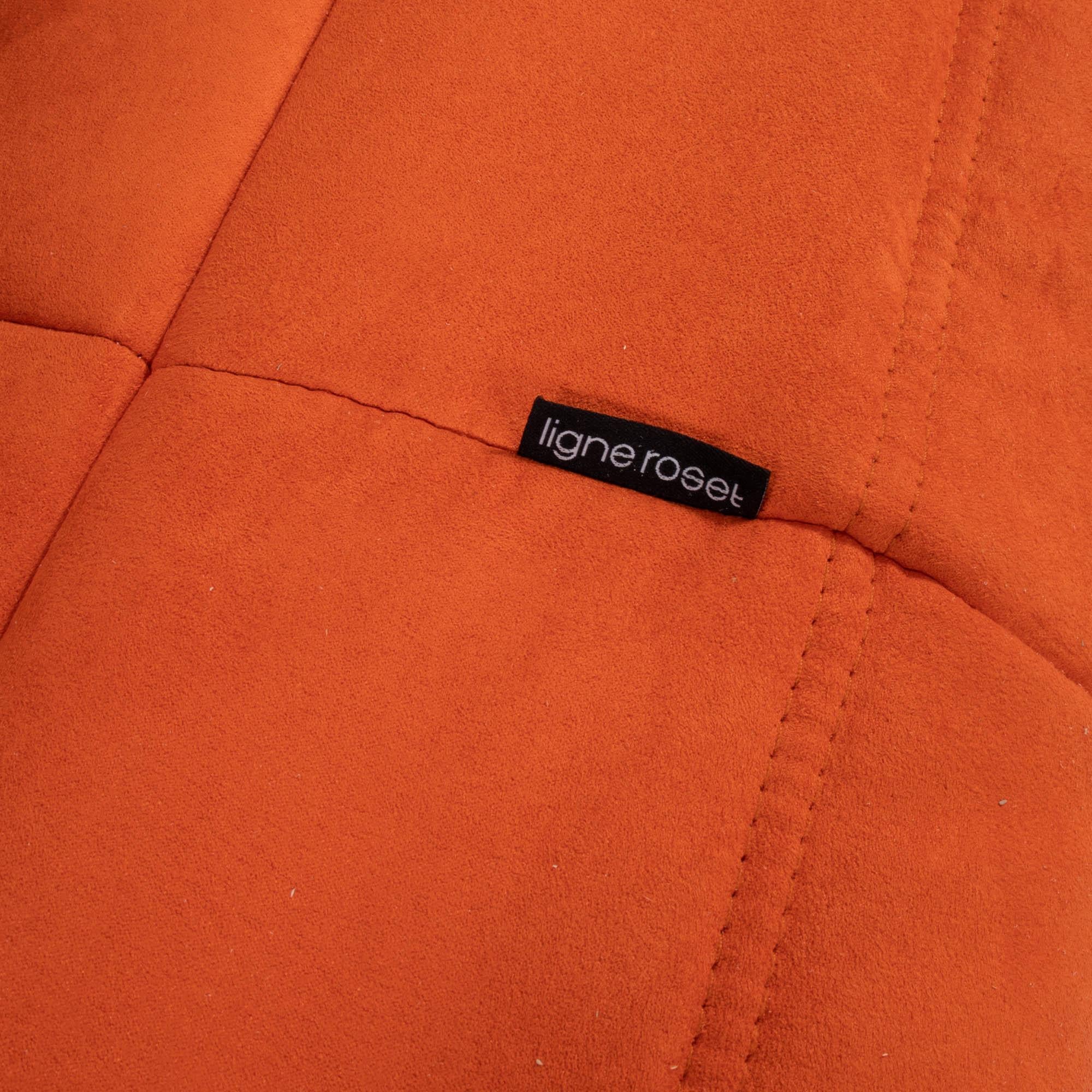 L'ensemble canapé Togo orange, conçu à l'origine par Michel Ducaroy pour Ligne Roset en 1973, est devenu un classique du design du milieu du siècle.

Les canapés ont été récemment retapissés dans un tissu doux de couleur orange vif. Fabriquée