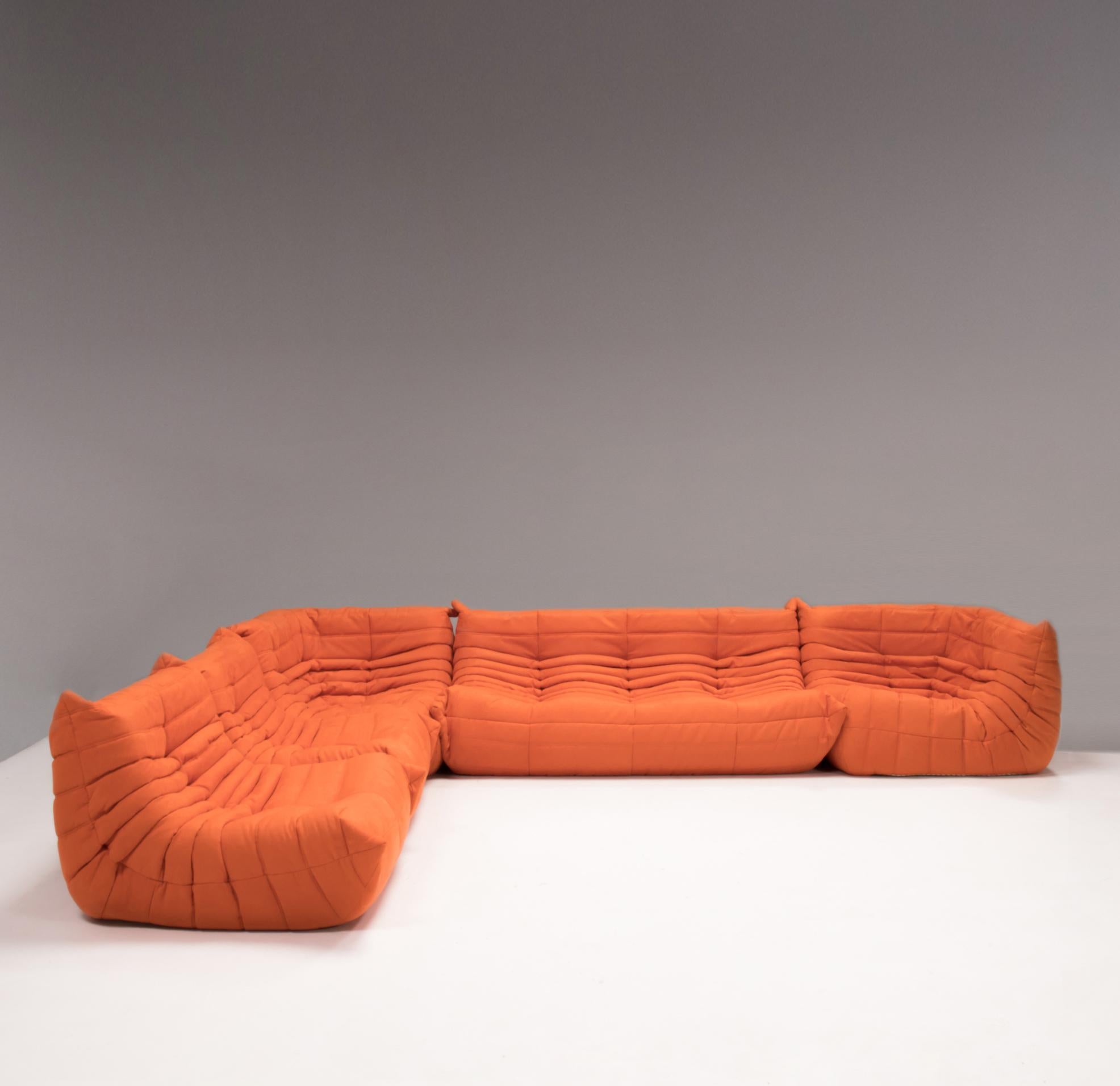 L'ensemble canapé Togo orange, conçu à l'origine par Michel Ducaroy pour Ligne Roset en 1973, est devenu un classique du design du milieu du siècle.

Les canapés ont été récemment retapissés dans un tissu doux de couleur orange vif. Fabriquée