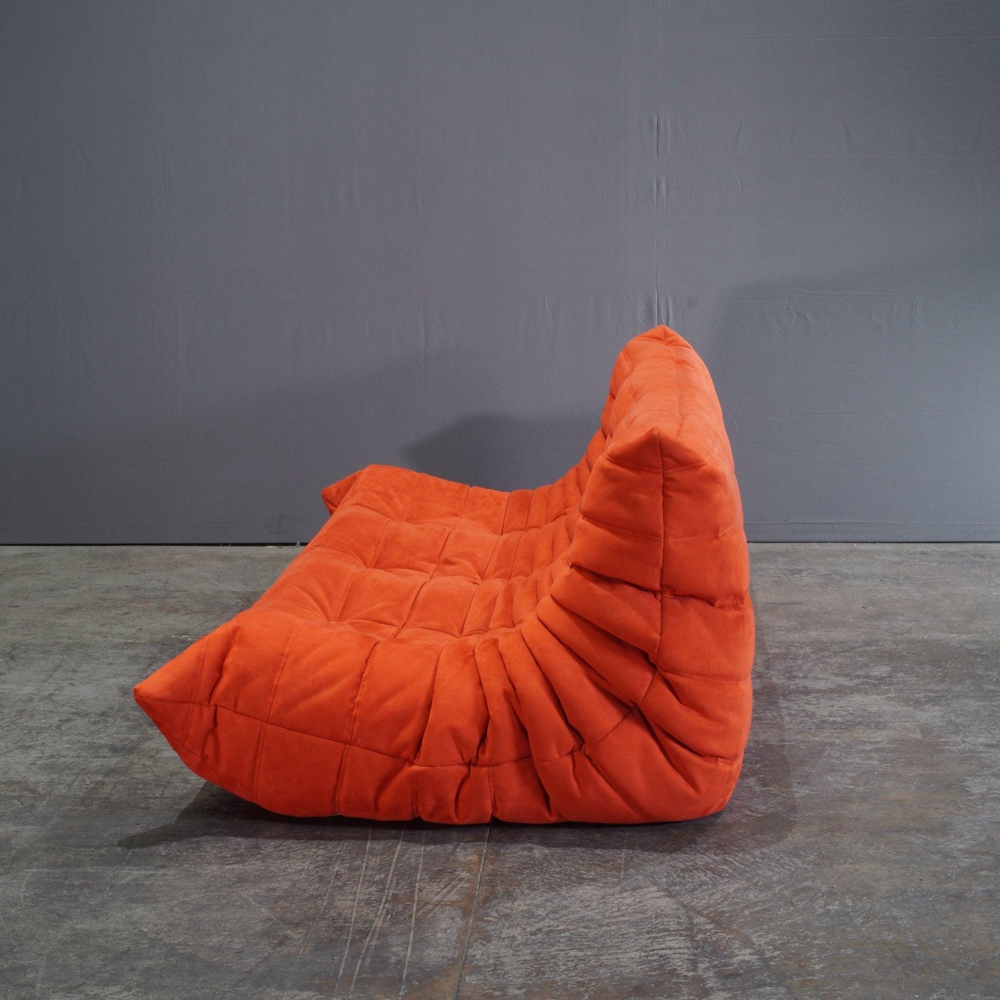 Tissu Ensemble de trois canapés Togo orange Ligne Roset par Michel Ducaroy