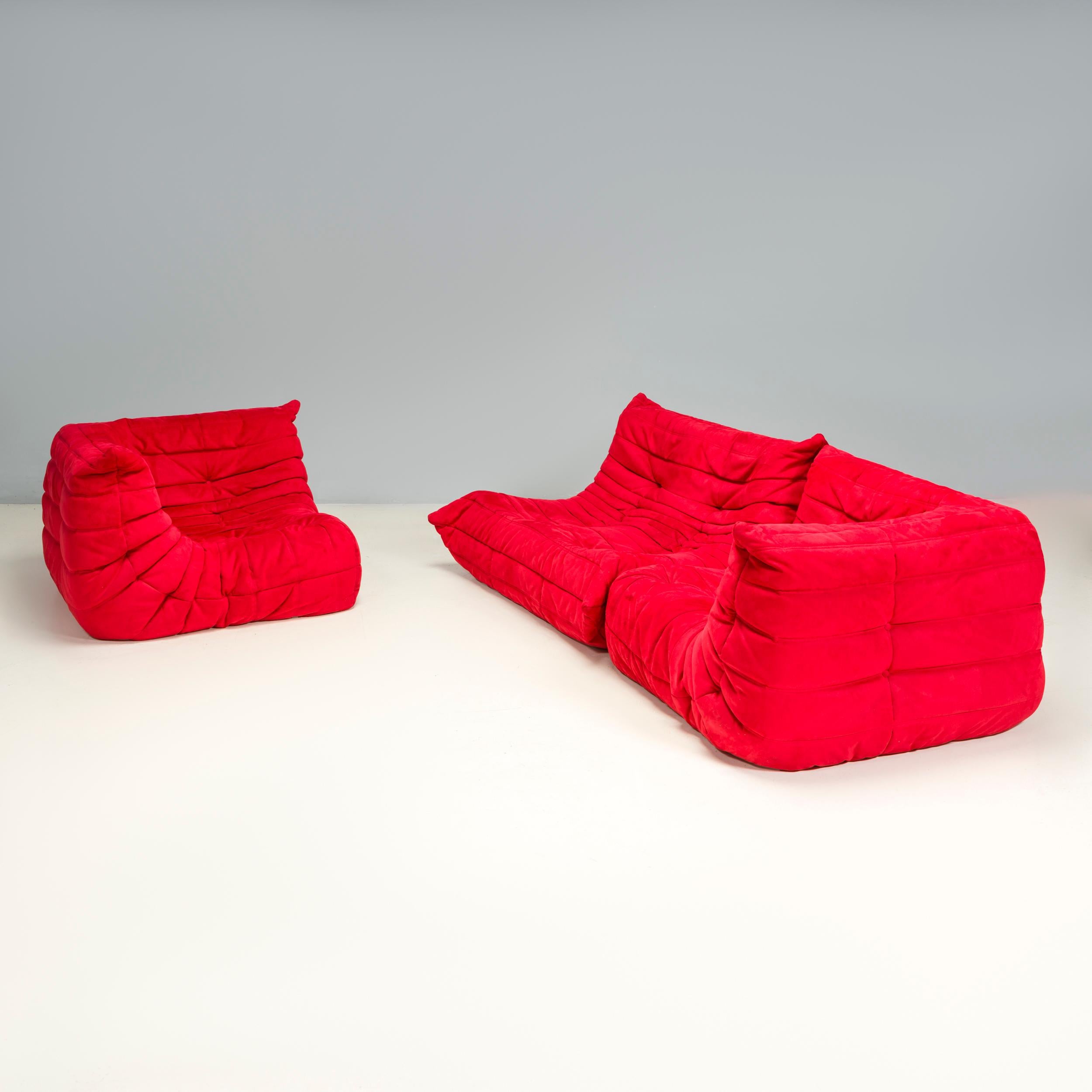 Das ikonische Sofa Togo, ursprünglich von Michel Ducaroy für Ligne Roset im Jahr 1973 entworfen, ist zu einem Designklassiker geworden.

Dieses dreiteilige modulare Set ist unglaublich vielseitig und kann zu einem größeren Ecksofa konfiguriert oder