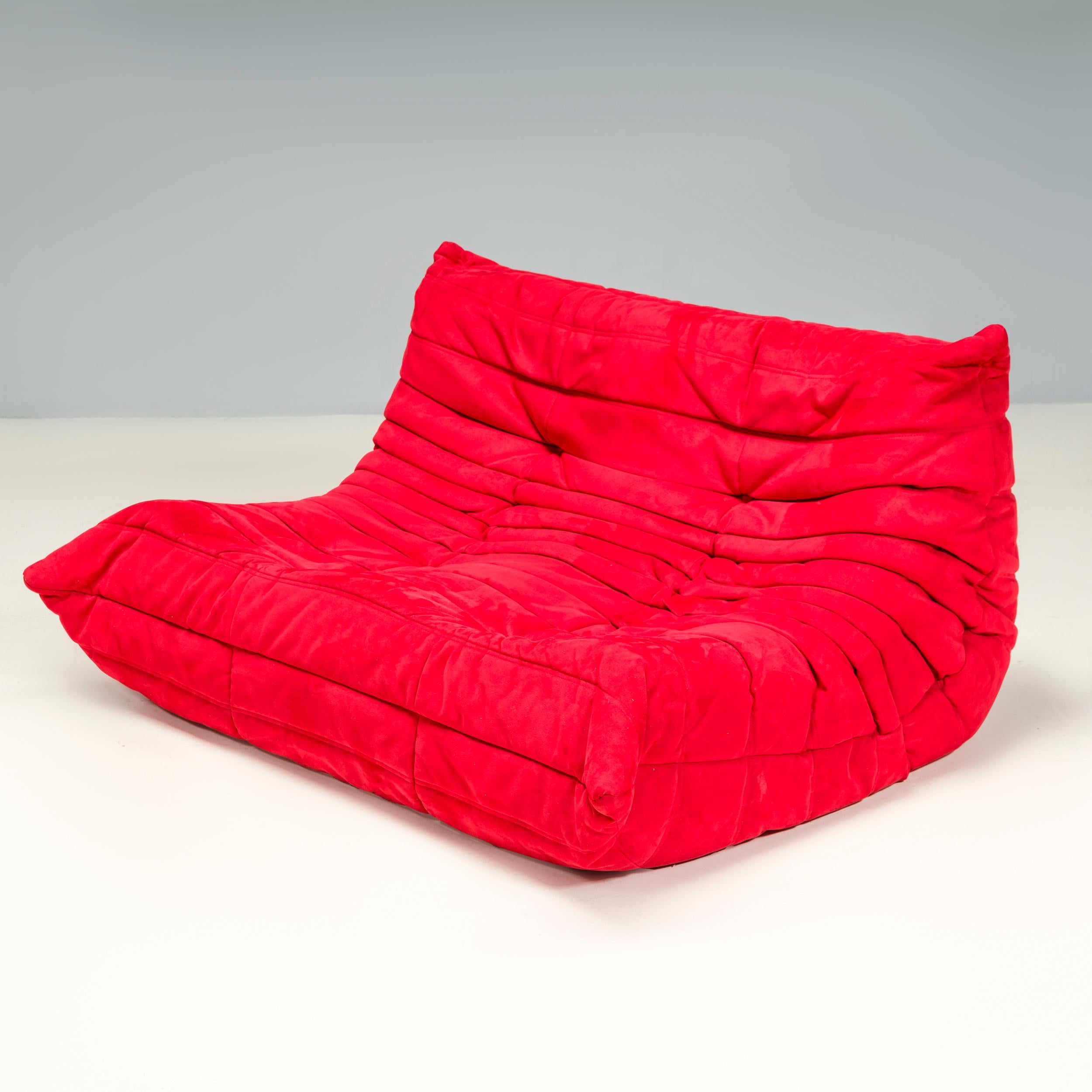 Set aus drei Togo-Sofa aus rotem Stoff in Ligne Roset von Michel Ducaroy-Stoff im Zustand „Gut“ in London, GB