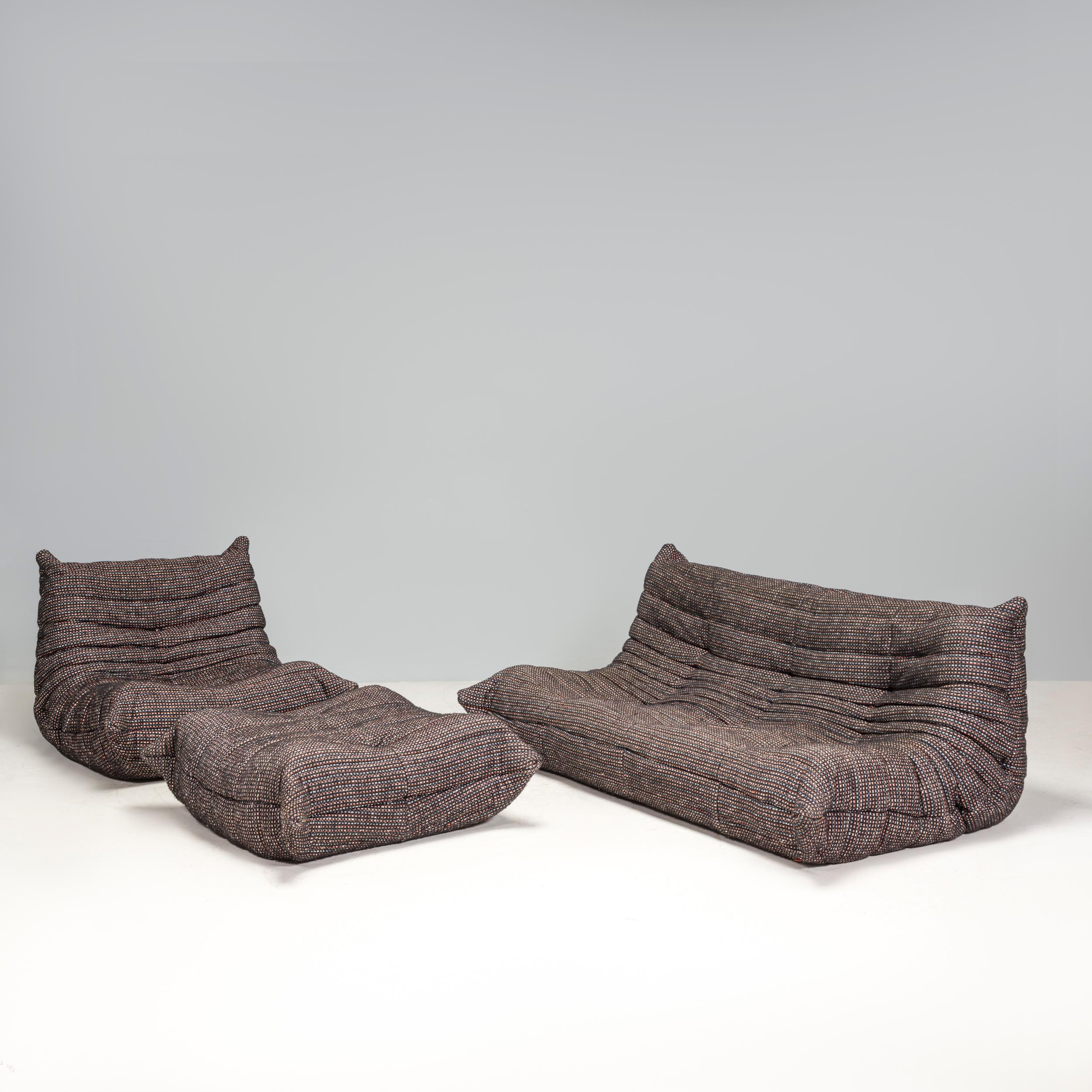 Das ikonische Sofa Togo, ursprünglich von Michel Ducaroy für Ligne Roset im Jahr 1973 entworfen, ist zu einem Designklassiker geworden.

Dieses dreiteilige modulare Set ist unglaublich vielseitig und kann zu einem großen Ecksofa konfiguriert oder