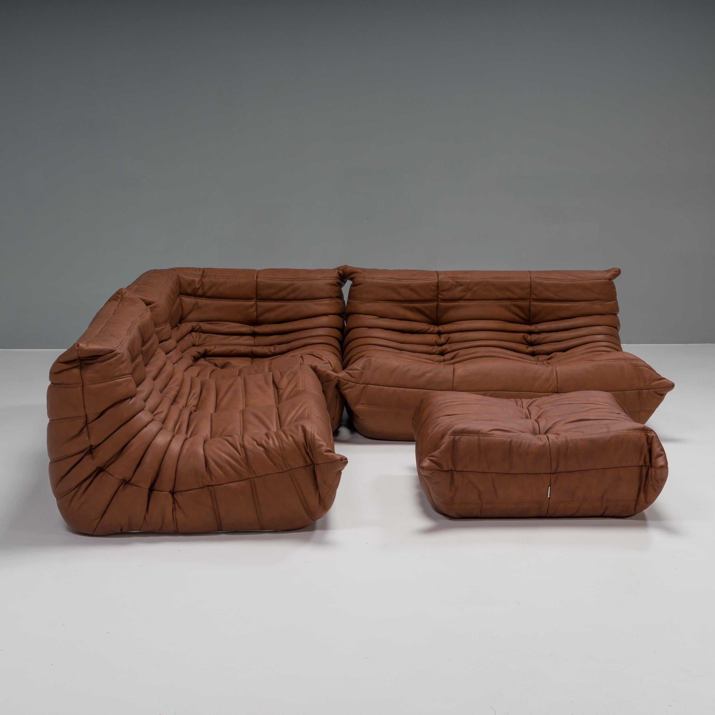 Das ikonische Sofa Togo, ursprünglich von Michel Ducaroy für Ligne Roset im Jahr 1973 entworfen, ist zu einem Designklassiker geworden.

Dieses vierteilige modulare Set ist unglaublich vielseitig und kann zu einem großen Ecksofa konfiguriert oder