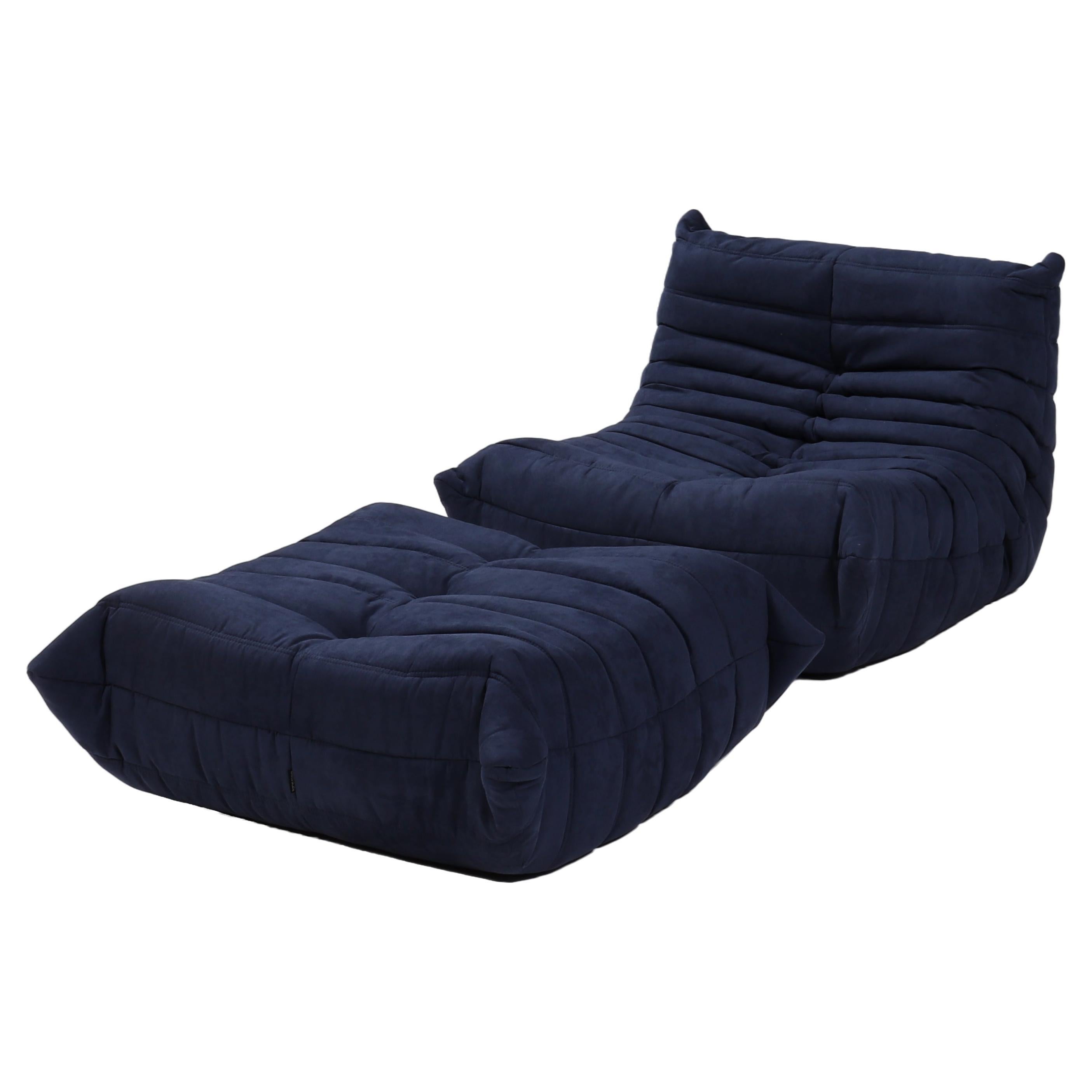 Fauteuil et pouf Ligne Roset par Michel Ducaroy Togo bleu foncé, lot de 2