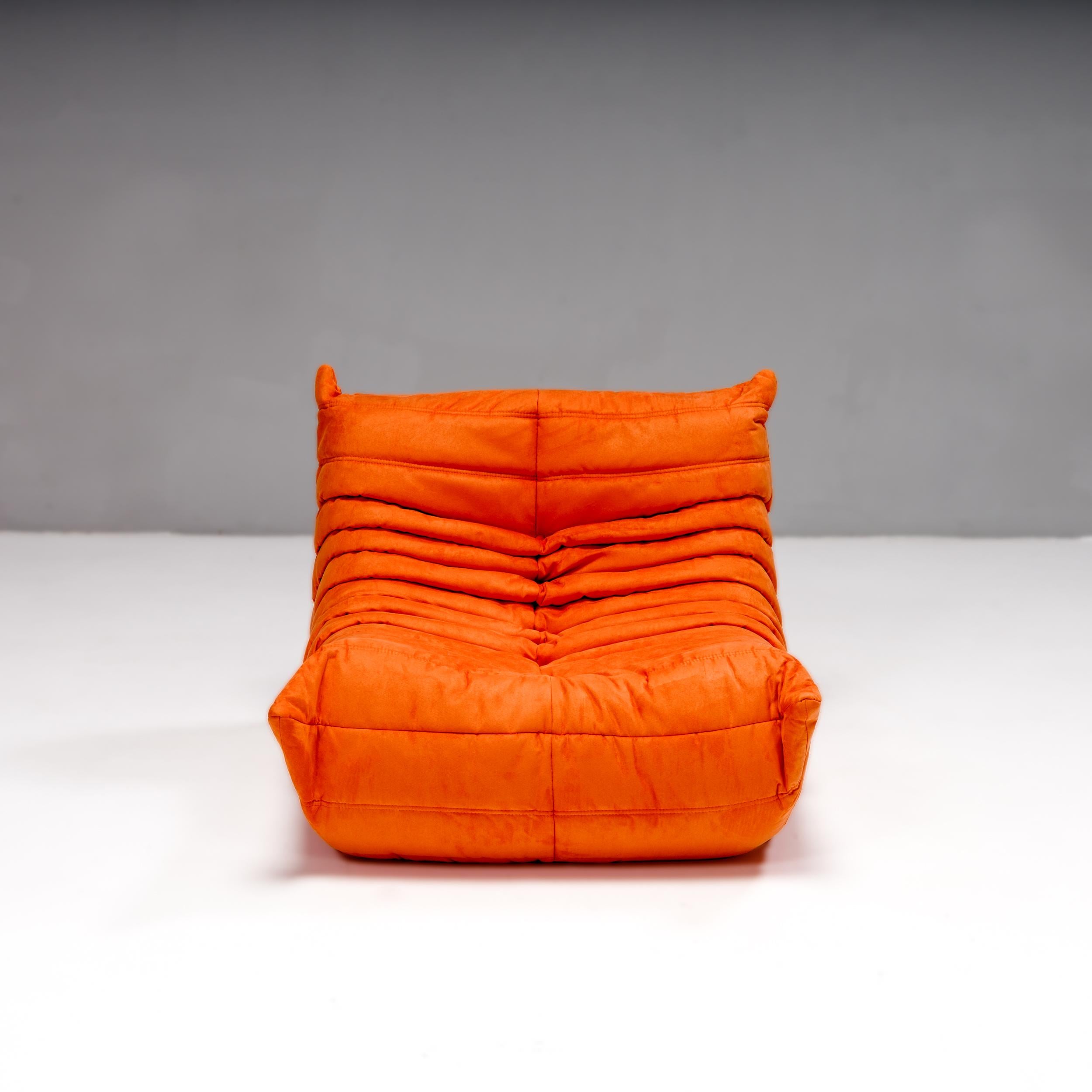 Das ikonische Sofa Togo, ursprünglich 1973 von Michel Ducaroy für Ligne Roset entworfen, ist ein Designklassiker aus der Mitte des Jahrhunderts geworden.

Dieser Kaminsessel und Fußhocker ist unglaublich vielseitig und kann allein oder in