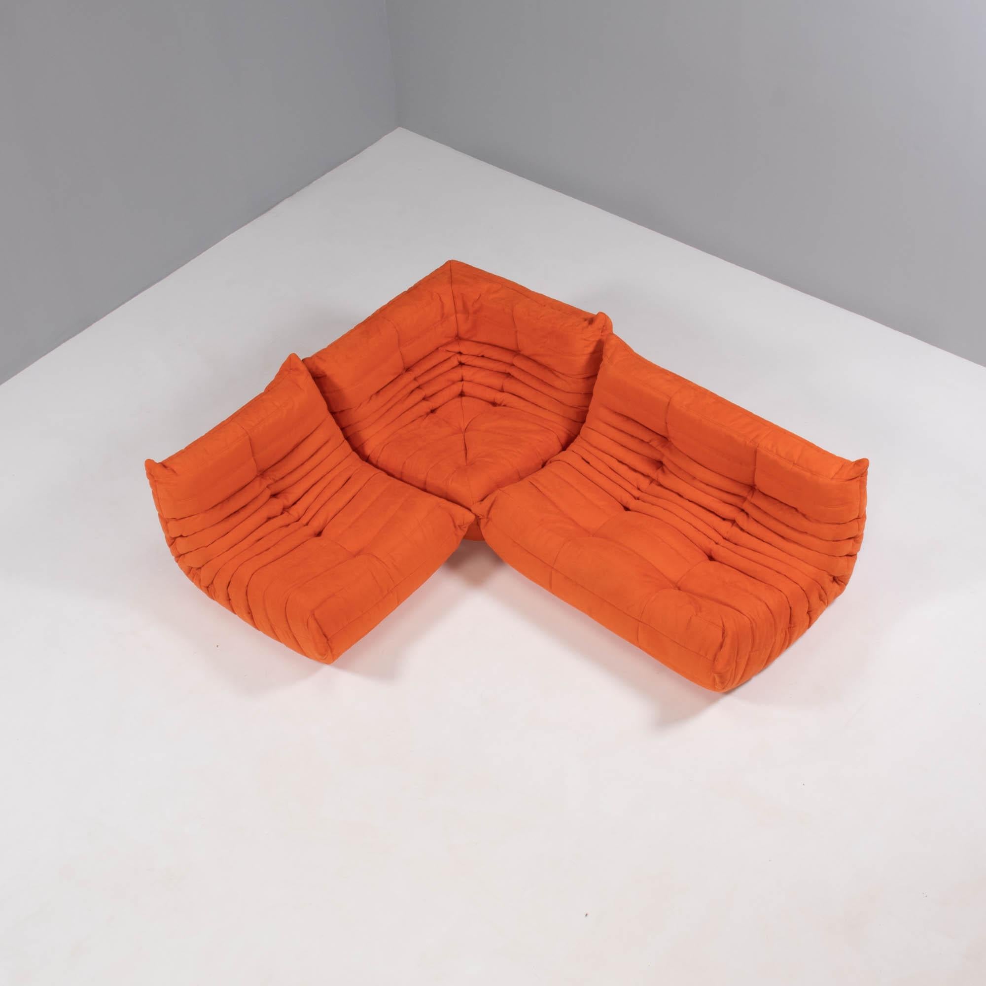 Das ikonische Sofa Togo, das Michel Ducaroy 1973 für Ligne Roset entworfen hat, ist ein Designklassiker geworden.

Dieses dreiteilige modulare Set ist unglaublich vielseitig und kann zu einem großen Ecksofa konfiguriert oder für eine Vielzahl von