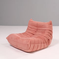 Ligne Roset by Michel Ducaroy Sillón y reposapiés junto a la chimenea Togo rosa, set de 2