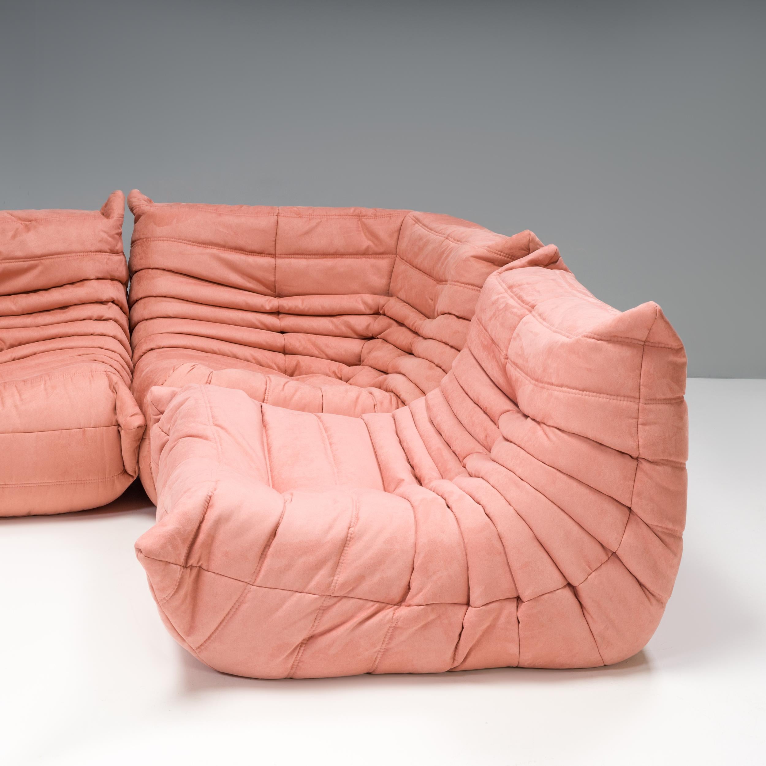 Das ikonische Sofa Togo, ursprünglich von Michel Ducaroy für Ligne Roset im Jahr 1973 entworfen, ist zu einem Designklassiker geworden.

Dieses fünfteilige modulare Set ist unglaublich vielseitig und kann zu einem großen Ecksofa konfiguriert oder