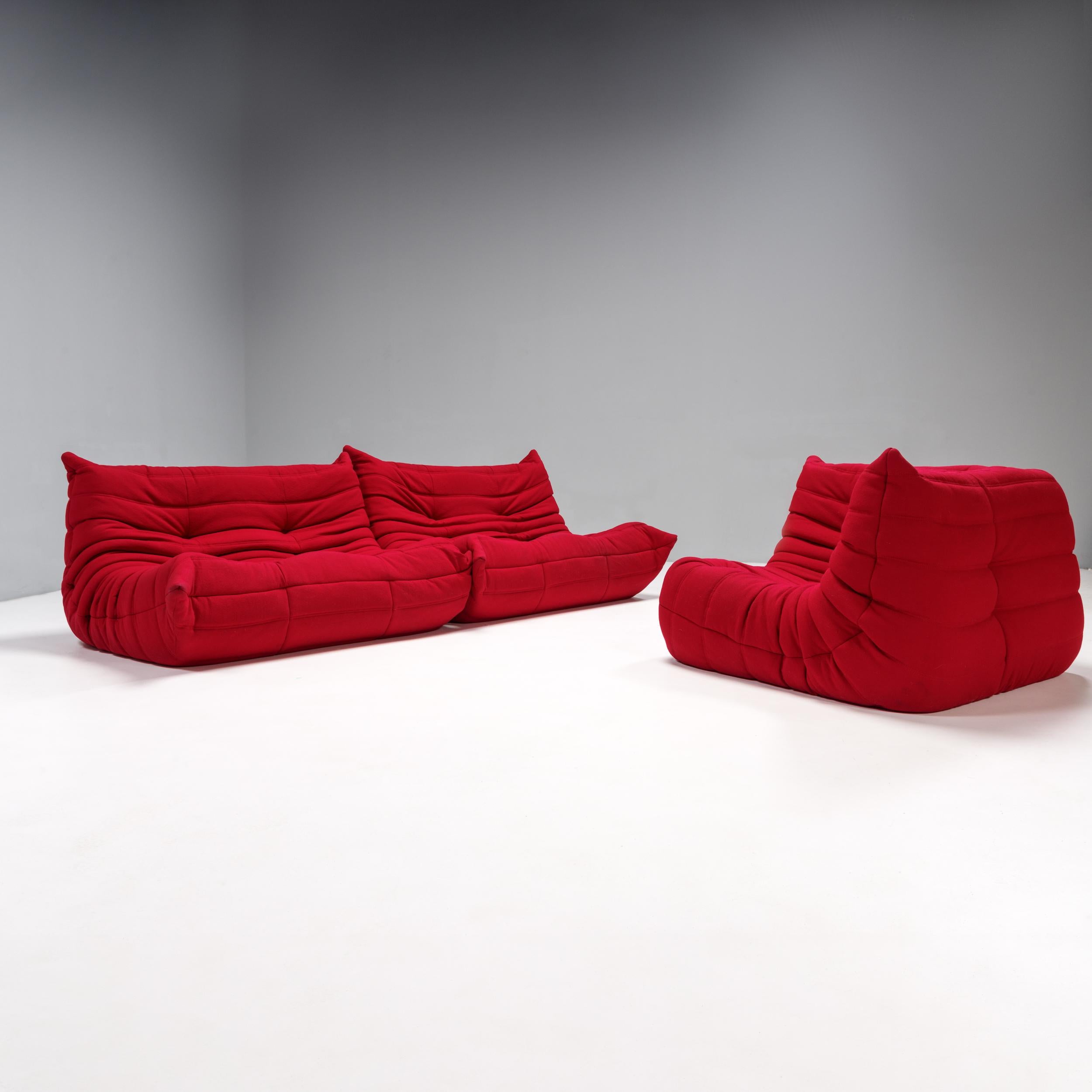 Das ikonische Sofa Togo, ursprünglich von Michel Ducaroy für Ligne Roset im Jahr 1973 entworfen, ist ein Designklassiker.

Dieses dreiteilige modulare Set ist unglaublich vielseitig und kann zu einem großen Ecksofa konfiguriert oder für eine