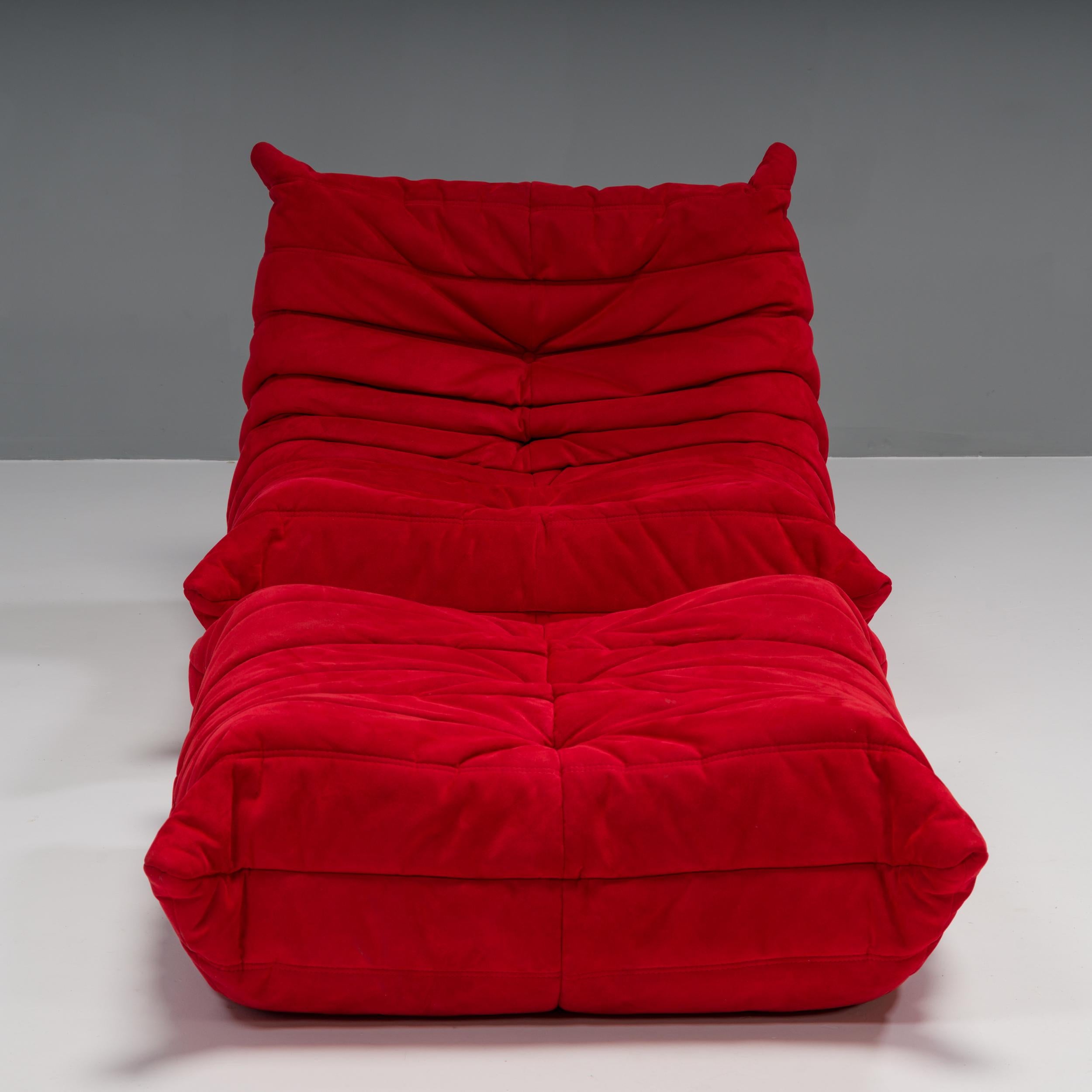 Das ikonische Sofa Togo, ursprünglich von Michel Ducaroy für Ligne Roset im Jahr 1973 entworfen, ist zu einem Designklassiker der Jahrhundertmitte geworden.

Dieser Kaminsessel und Fußhocker ist unglaublich vielseitig und kann allein oder in