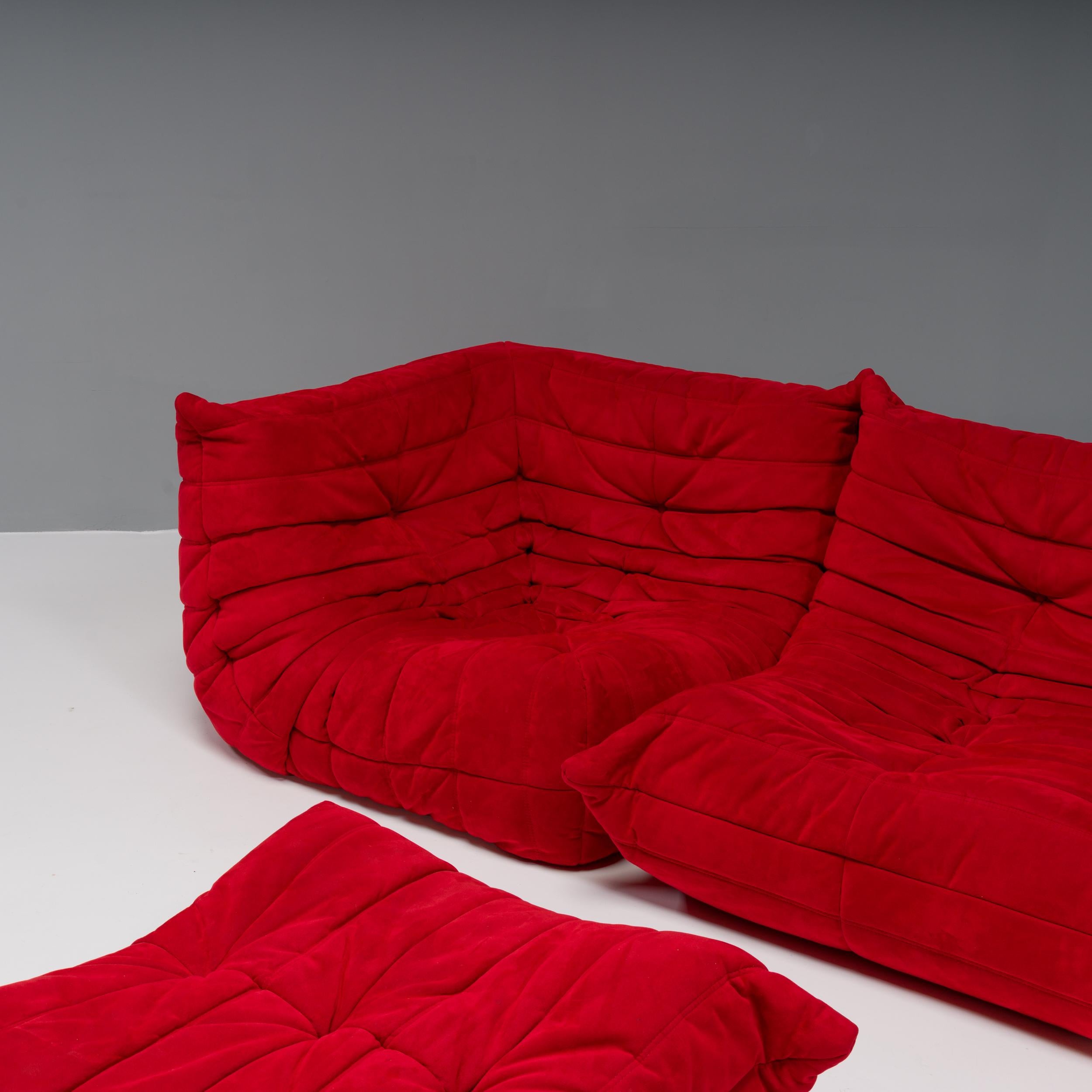 Das ikonische Sofa Togo, ursprünglich von Michel Ducaroy für Ligne Roset im Jahr 1973 entworfen, ist ein Designklassiker.

Dieses vierteilige modulare Set ist unglaublich vielseitig und kann zu einem großen Ecksofa mit Fußhocker konfiguriert oder