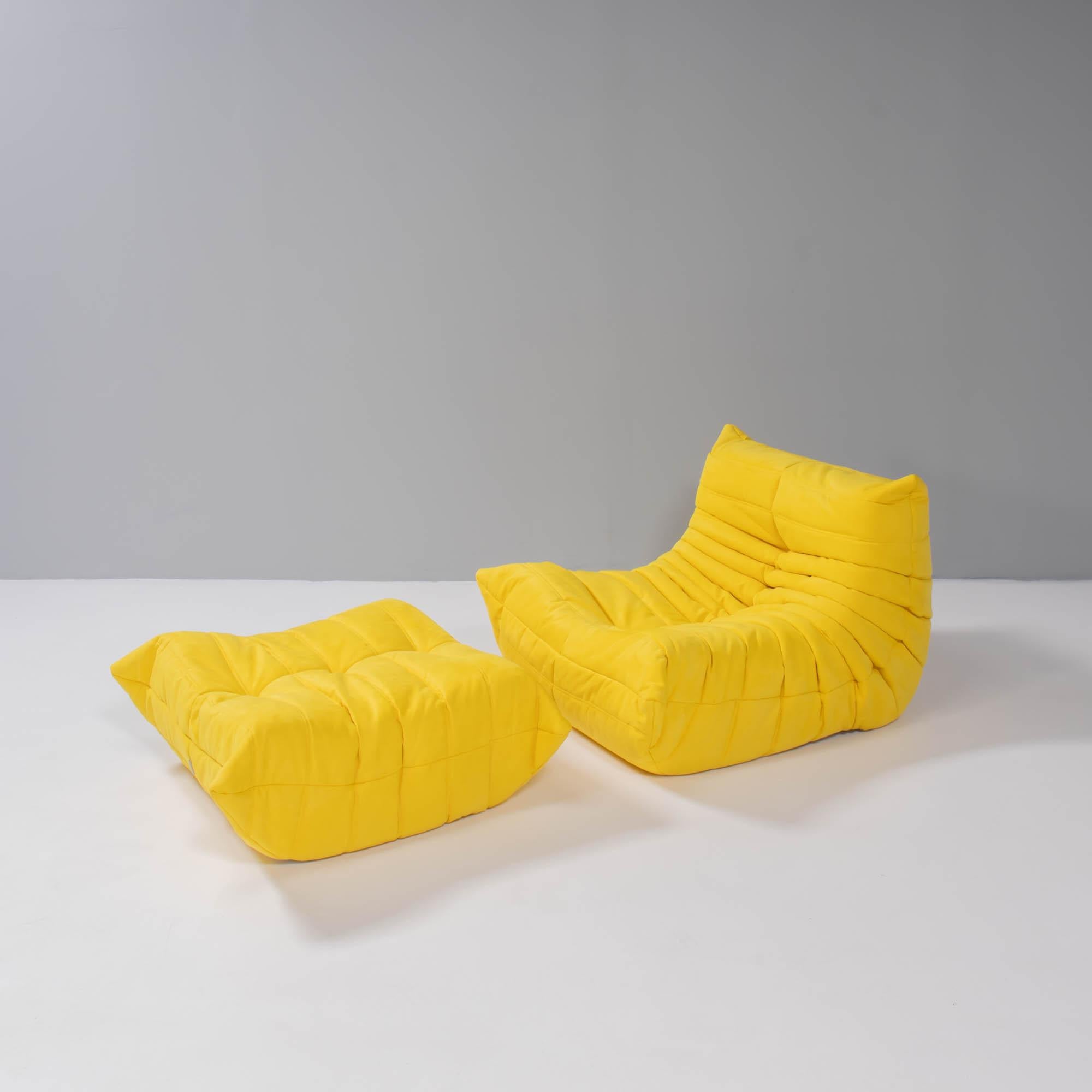Die ikonische Sofagarnitur Togo, ursprünglich von Michel Ducaroy für Ligne Roset im Jahr 1973 entworfen, ist zu einem Klassiker des Mid Century Design geworden. Dieses Set, bestehend aus einem Sessel und einem Hocker, bietet unübertroffene