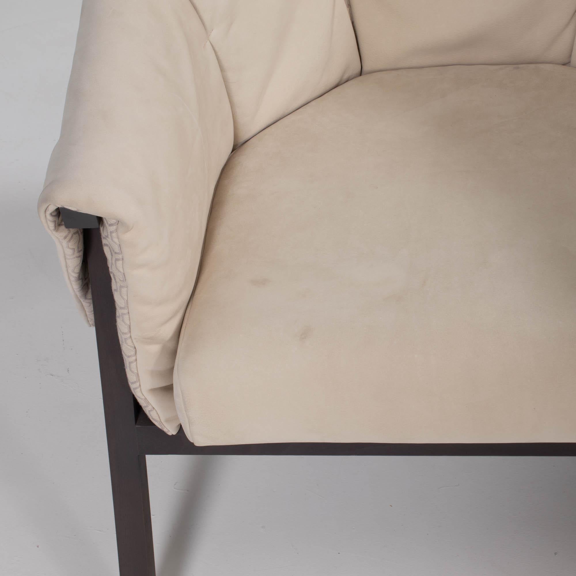 Français Fauteuil Ligne Roset par Studio Catoir Okumi en cuir crème en vente