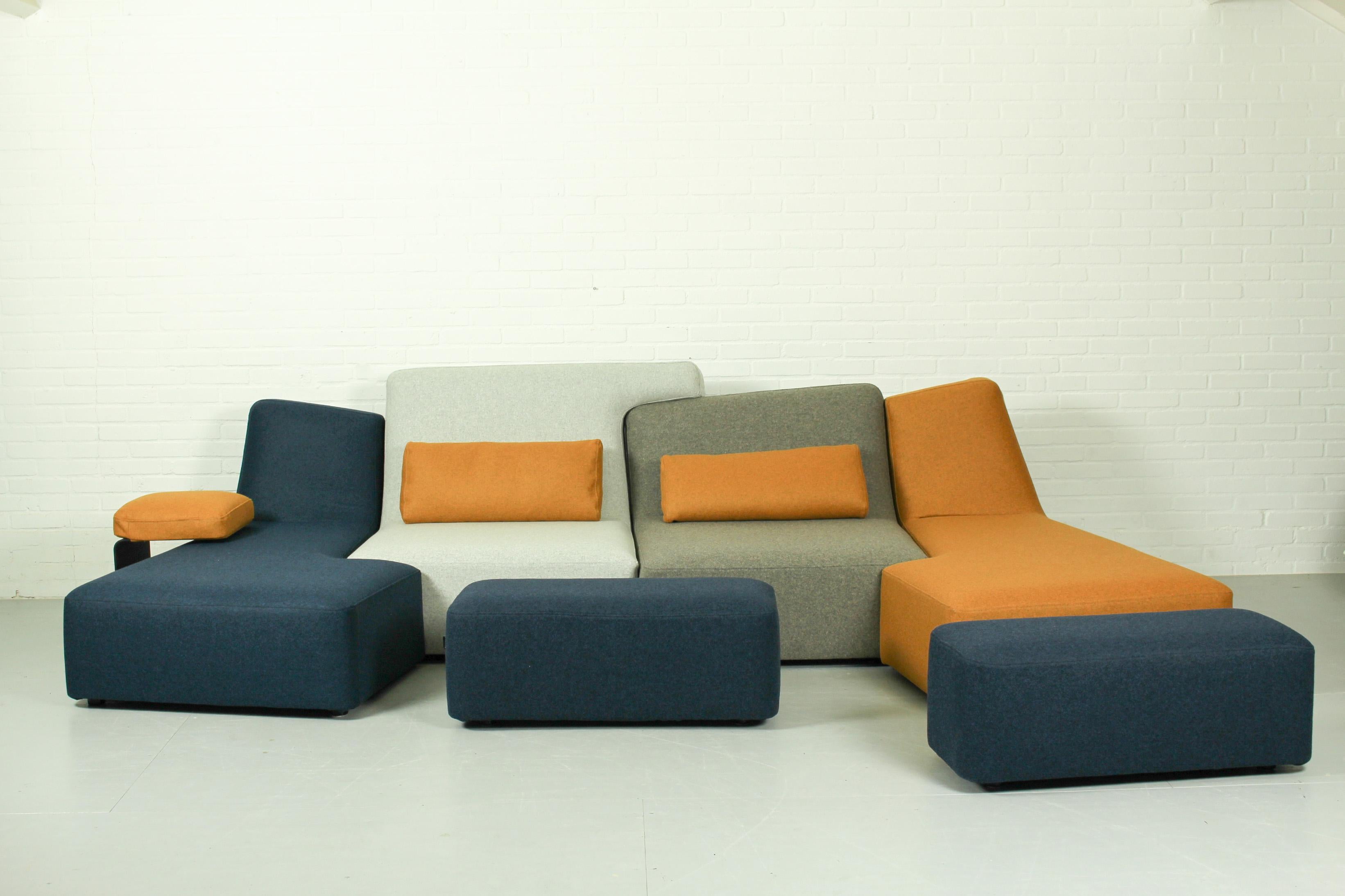 Confluences éléments asymétriques Philippe Nigro Ligne Roset France. Très belle tapisserie d'ameublement en laine mélangée neuve (tissu Kvadrat et Camira) dans différentes couleurs. Les éléments sont dans un état aussi bon que neuf. L'ensemble se