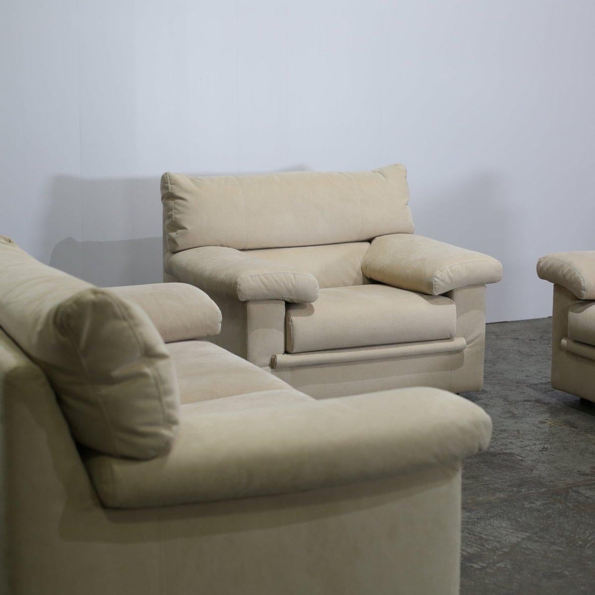 Ligne Roset Dreisitzer-Sofa Pallas aus cremefarbenem Wildleder von Claude Brisson im Angebot 5