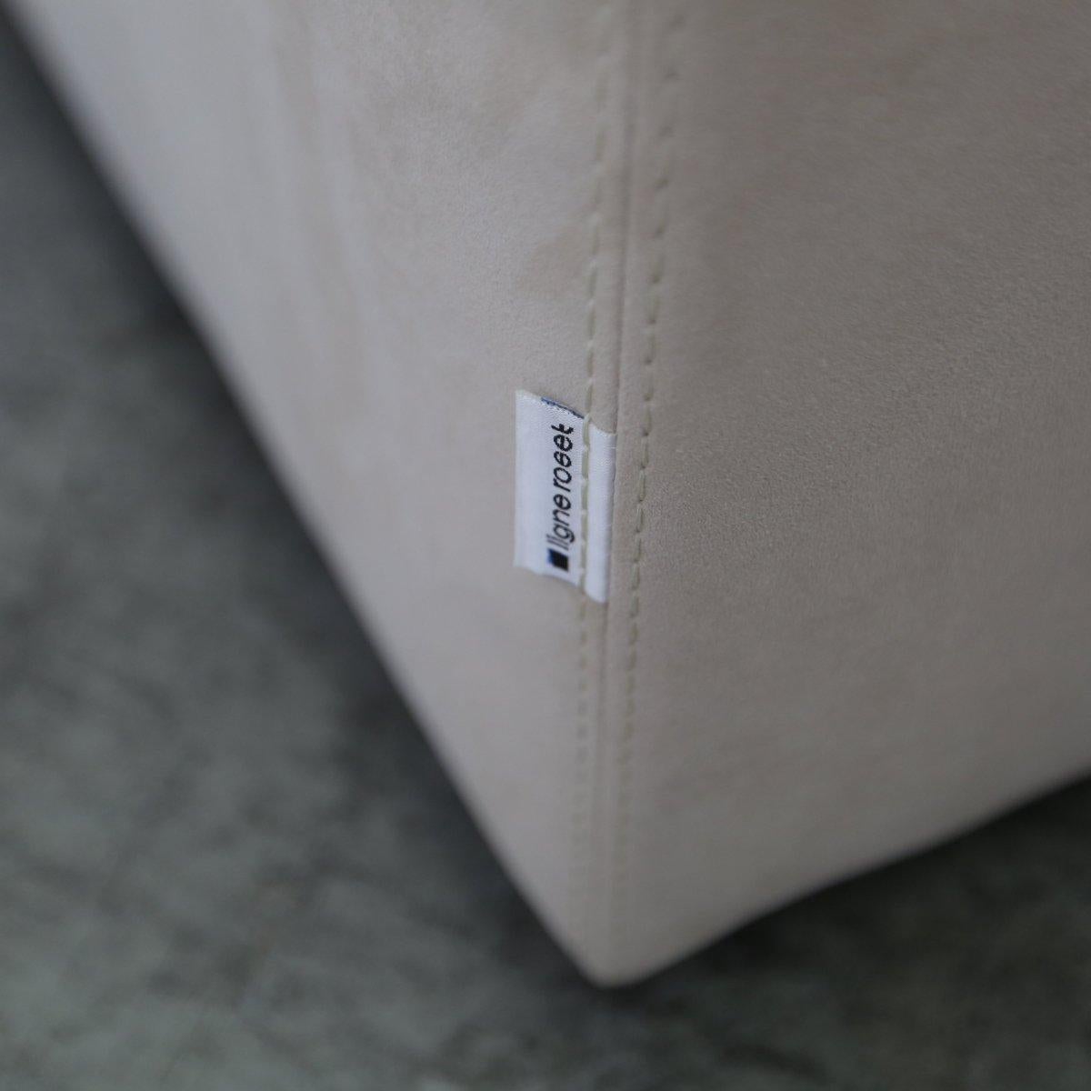 Ligne Roset Dreisitzer-Sofa Pallas aus cremefarbenem Wildleder von Claude Brisson (Moderne) im Angebot