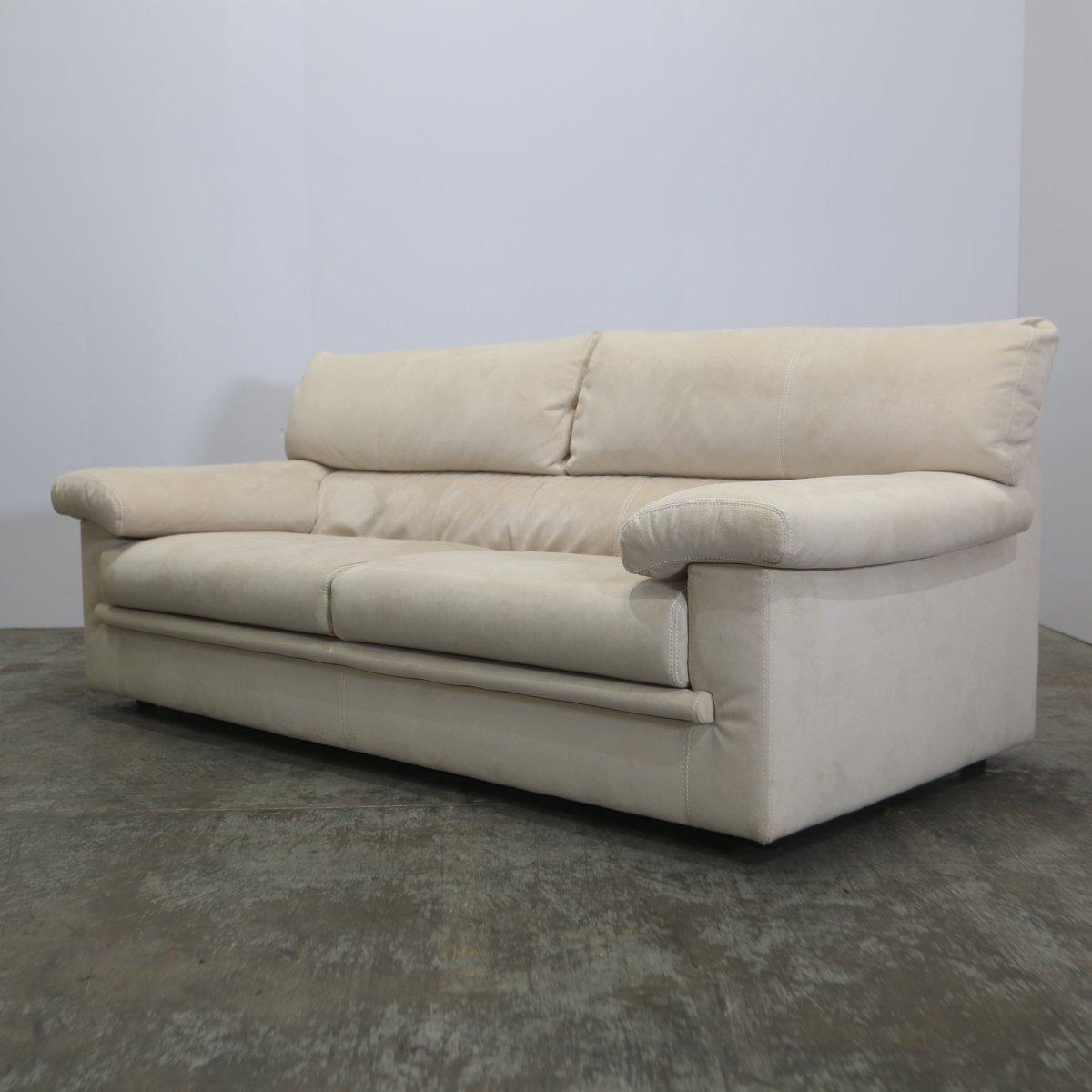 Ligne Roset Dreisitzer-Sofa Pallas aus cremefarbenem Wildleder von Claude Brisson (Italienisch) im Angebot