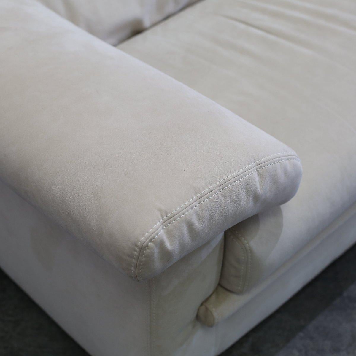 Ligne Roset Dreisitzer-Sofa Pallas aus cremefarbenem Wildleder von Claude Brisson im Zustand „Gut“ im Angebot in Basildon, London