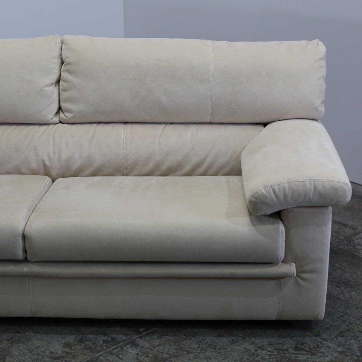 Ligne Roset Dreisitzer-Sofa Pallas aus cremefarbenem Wildleder von Claude Brisson (21. Jahrhundert und zeitgenössisch) im Angebot