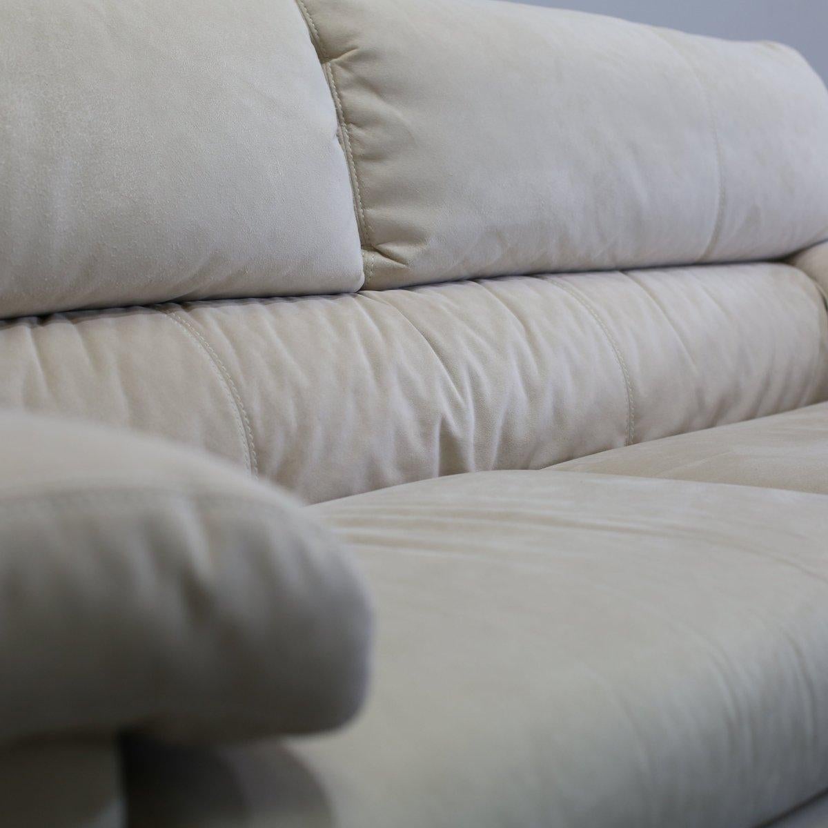 Ligne Roset Dreisitzer-Sofa Pallas aus cremefarbenem Wildleder von Claude Brisson im Angebot 1