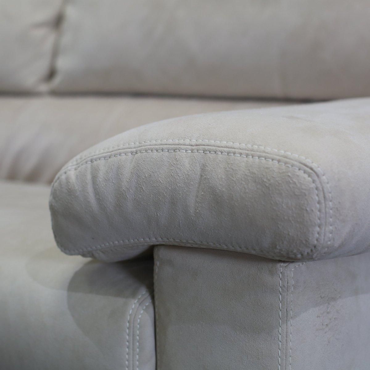 Ligne Roset Dreisitzer-Sofa Pallas aus cremefarbenem Wildleder von Claude Brisson im Angebot 2