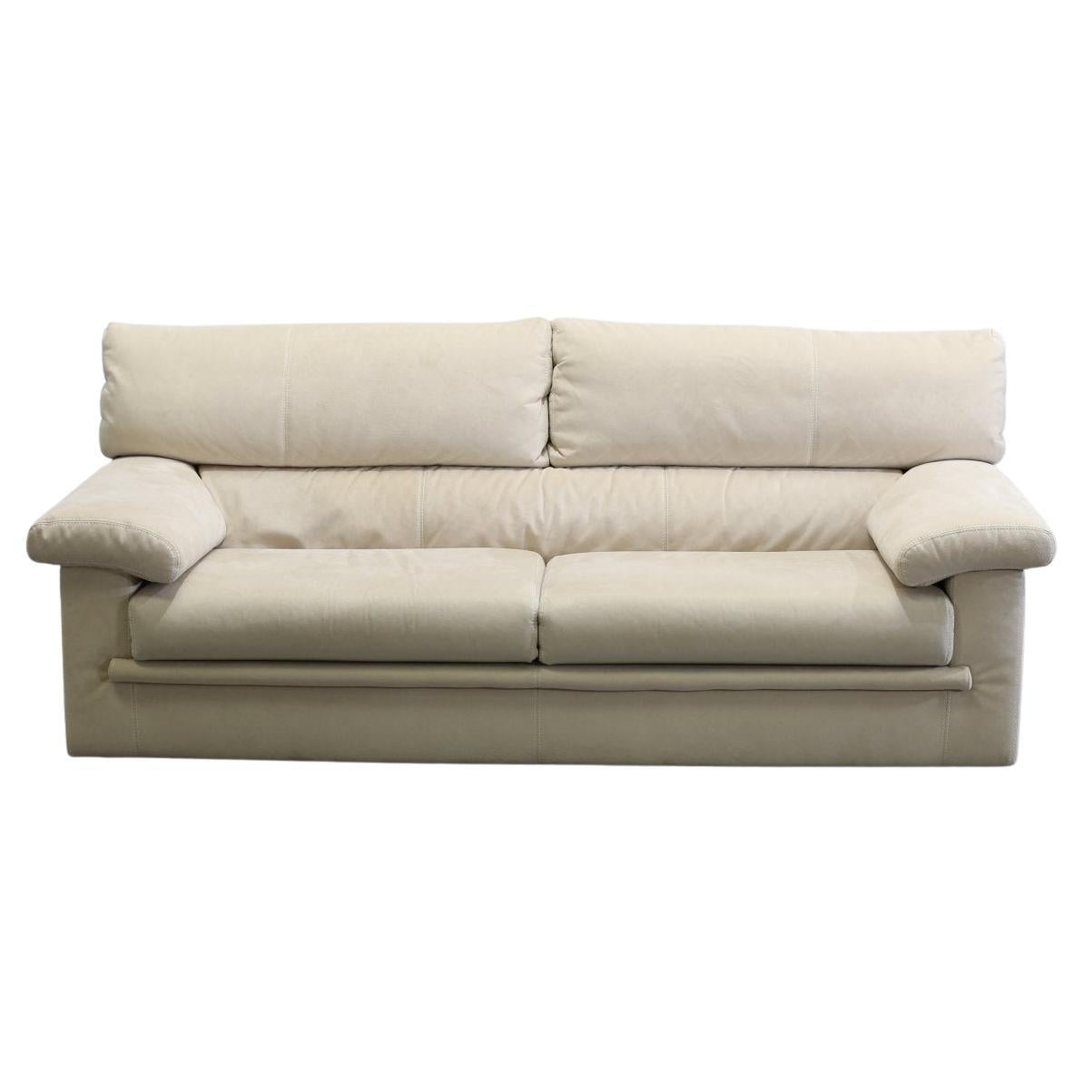 Ligne Roset Sofá Pallas de tres plazas de ante color crema by Claude Brisson