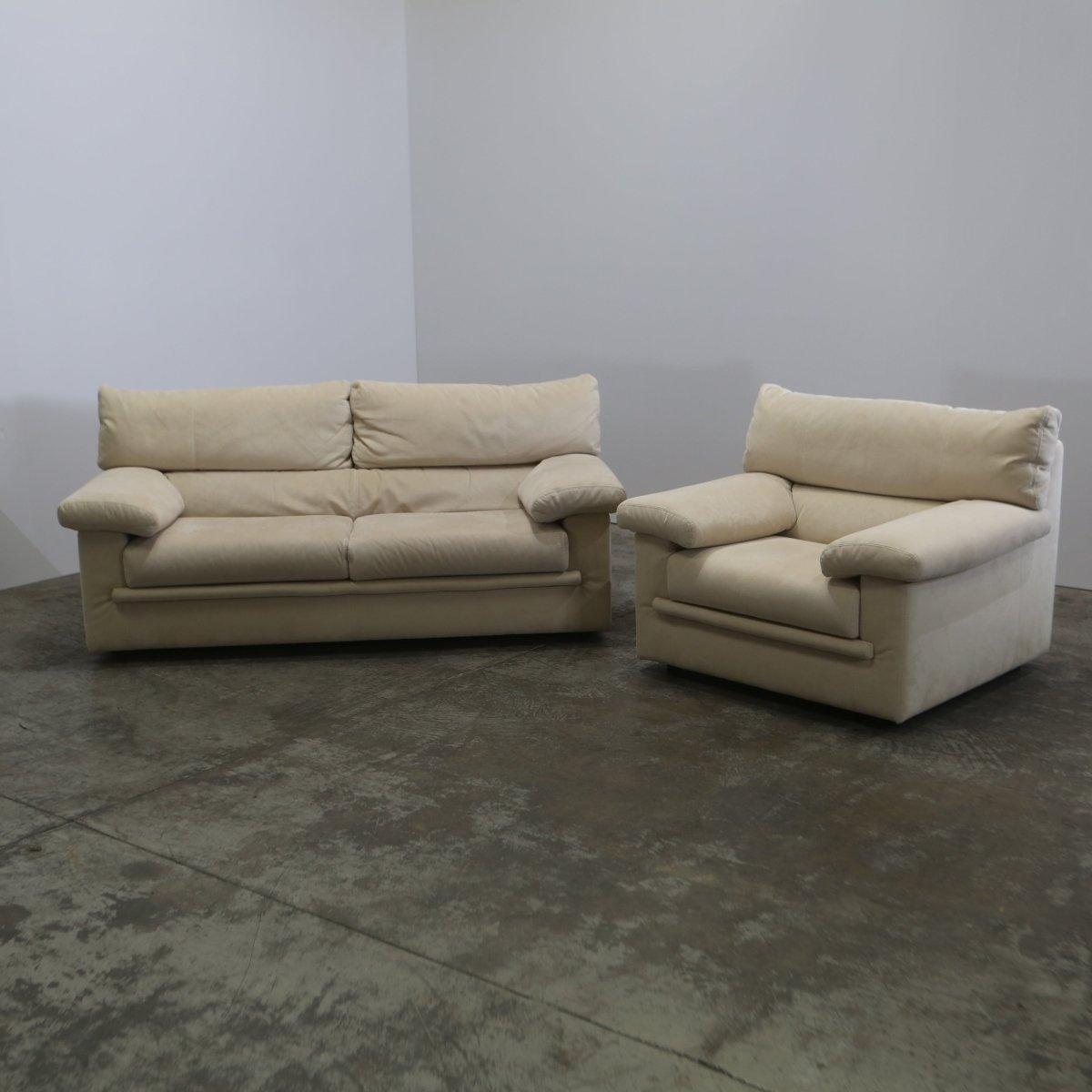 El Sofá Pallas Ligne Roset de Claude Brisson es un refinado biplaza que combina la elegancia arquitectónica con un lujoso confort. Tapizada en suntuoso ante crema, su forma audaz y estructurada crea una presencia impactante en cualquier salón