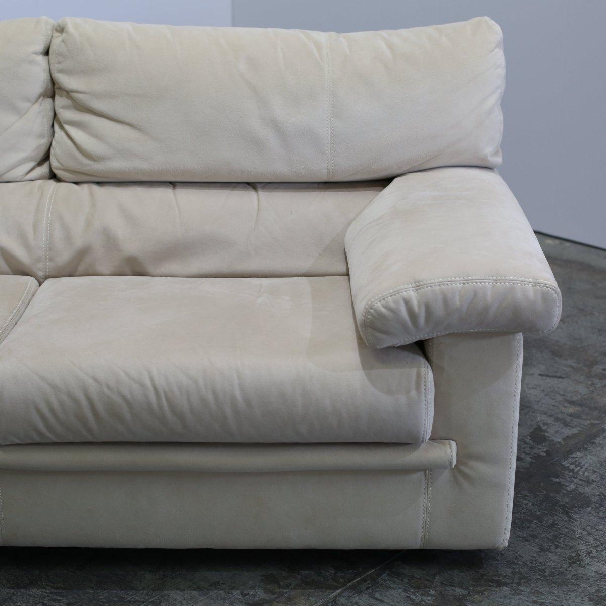 Ligne Roset Sofá Pallas de dos plazas de ante color crema by Claude Brisson Moderno en venta