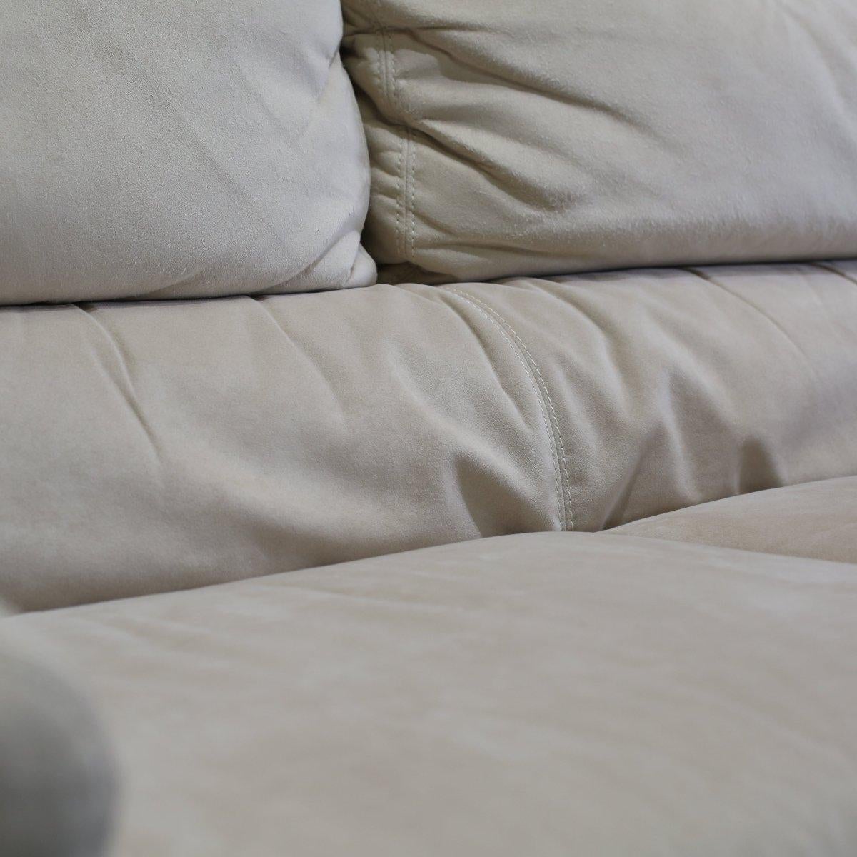 Ligne Roset Sofá Pallas de dos plazas de ante color crema by Claude Brisson en Bueno estado para la venta en Basildon, London