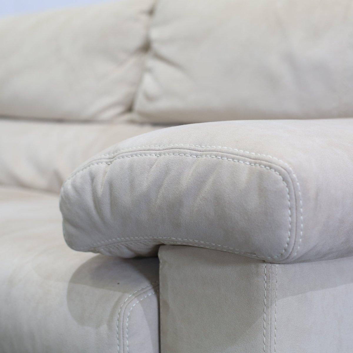 Ligne Roset Sofá Pallas de dos plazas de ante color crema by Claude Brisson Siglo XXI y contemporáneo en venta