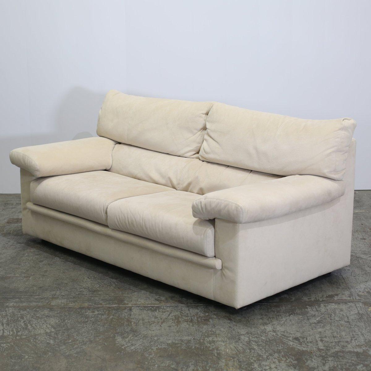 Ligne Roset Sofá Pallas de dos plazas de ante color crema by Claude Brisson Gamuza en venta