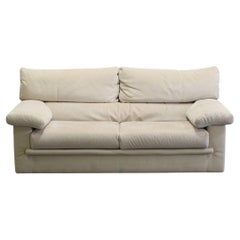 Ligne Roset Sofá Pallas de dos plazas de ante color crema by Claude Brisson