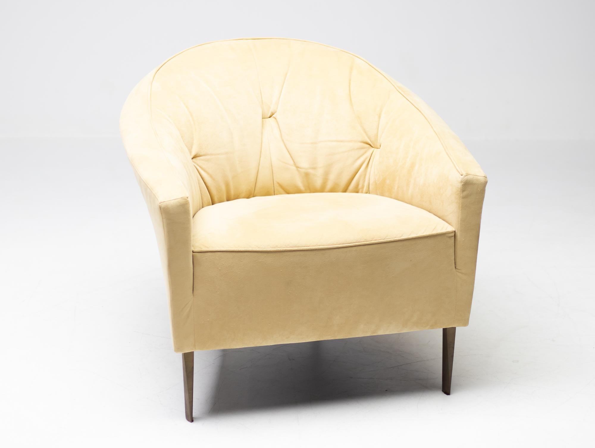 Very elegant sweeping lounge chair by Ligne Roset with cast bronze legs in yellow Alcantara.
Some wear to the Alcantara but very well maintained and free of stains.
Very rare piece, marked with Ligne Roset label.

Please note that we do advise