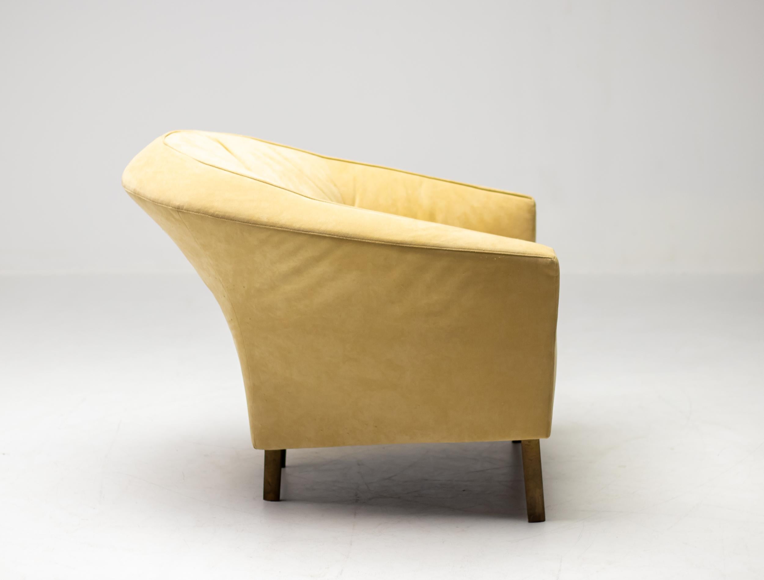 Very elegant sweeping lounge chair by Ligne Roset with cast bronze legs in yellow Alcantara.
Some wear to the Alcantara but very well maintained and free of stains.
Very rare piece, marked with Ligne Roset label.

Please note that we do advise
