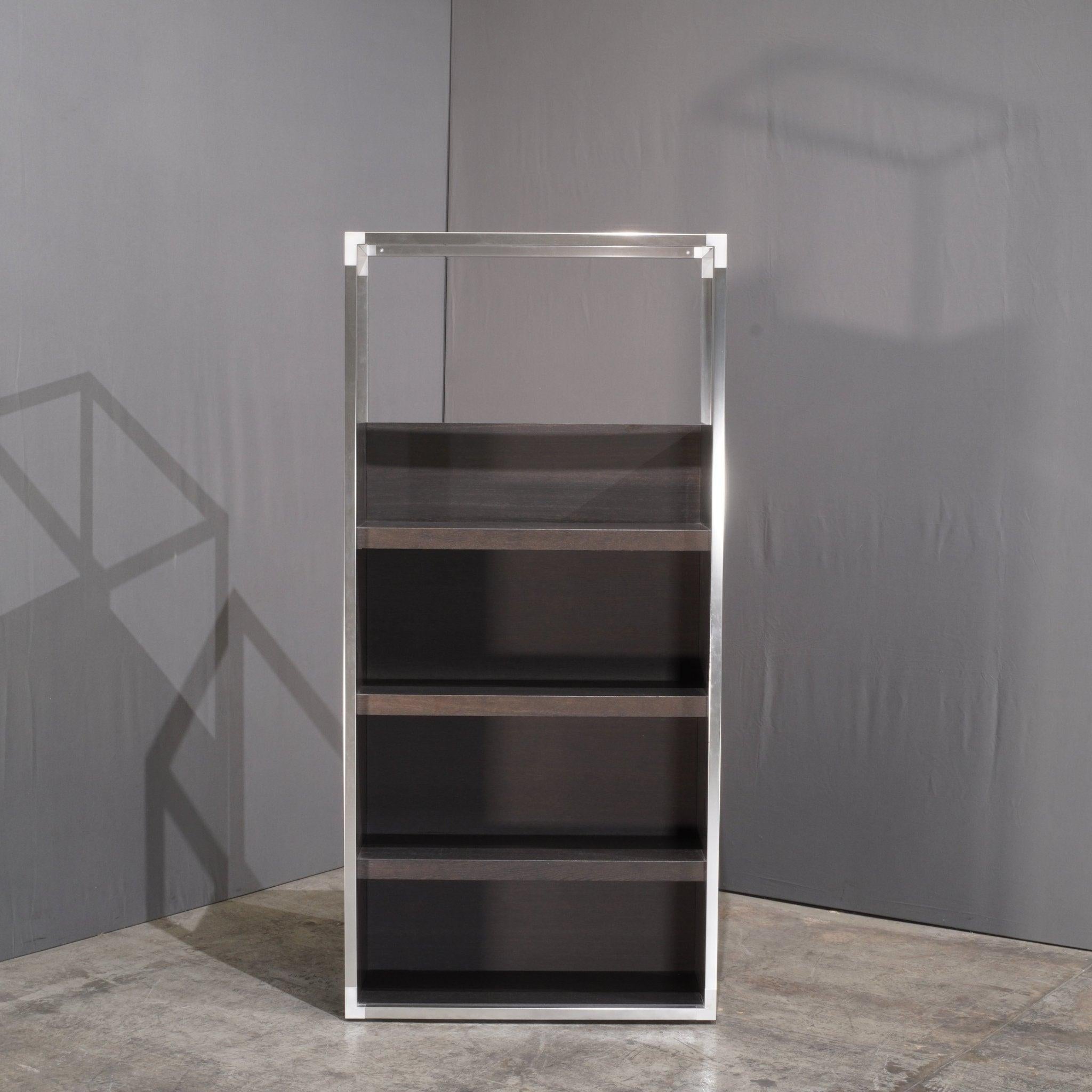 Das Bücherregal Dedicato von Ligne Roset, entworfen von Didier Gomez, ist ein auffallendes Stück, das mühelos modernes Design mit funktionaler Eleganz verbindet. Dieses Bücherregal zeichnet sich durch einen schlanken, minimalistischen Rahmen aus,