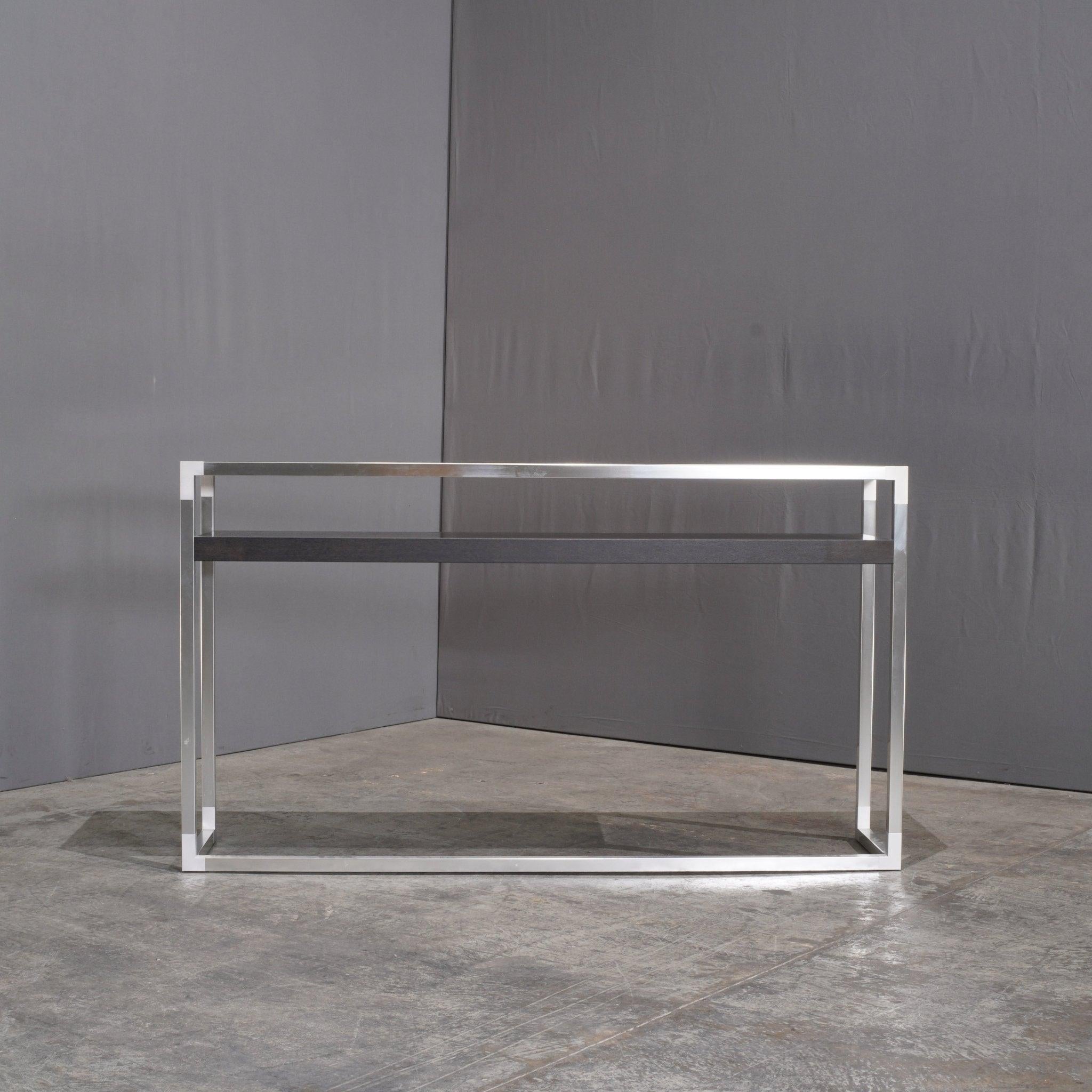 La table console Ligne Roset Dedicato de Didier Gomez est une pièce épurée et moderne qui incarne le minimalisme avec une touche de sophistication. Fabriquée avec précision, cette table console présente un design épuré avec une structure en acier