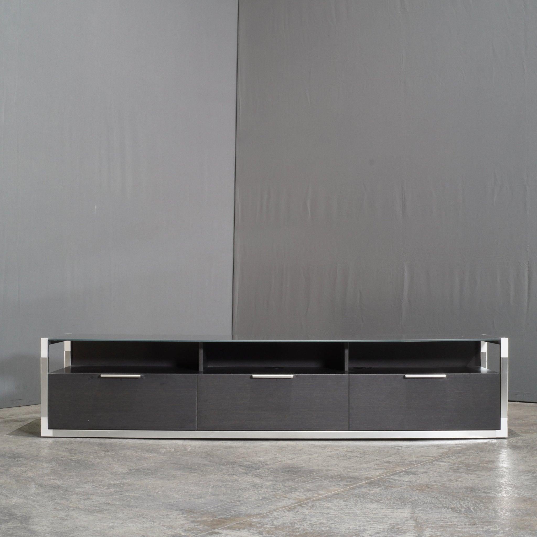 Le buffet Ligne Roset Design/One, conçu par Didier Gomez, incarne le luxe moderne avec une esthétique à la fois subtile et saisissante. Fabriqué avec une attention méticuleuse aux détails, ce buffet présente un design minimaliste qui met l'accent