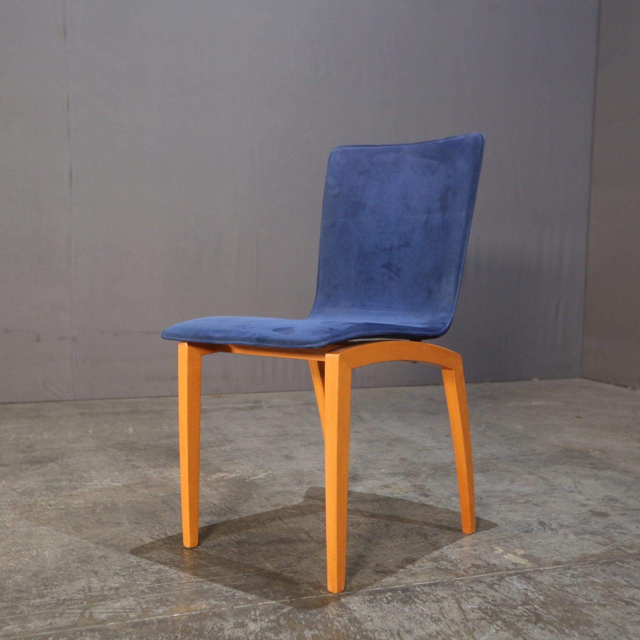 Der atemberaubende Dining Chair von Ligne Roset ist eine unverzichtbare Ergänzung für jeden eleganten Essbereich. Dieser Stuhl wurde aus den besten MATERIALEN und mit fachmännischer Handwerkskunst gefertigt und strahlt Luxus und Raffinesse aus. Das