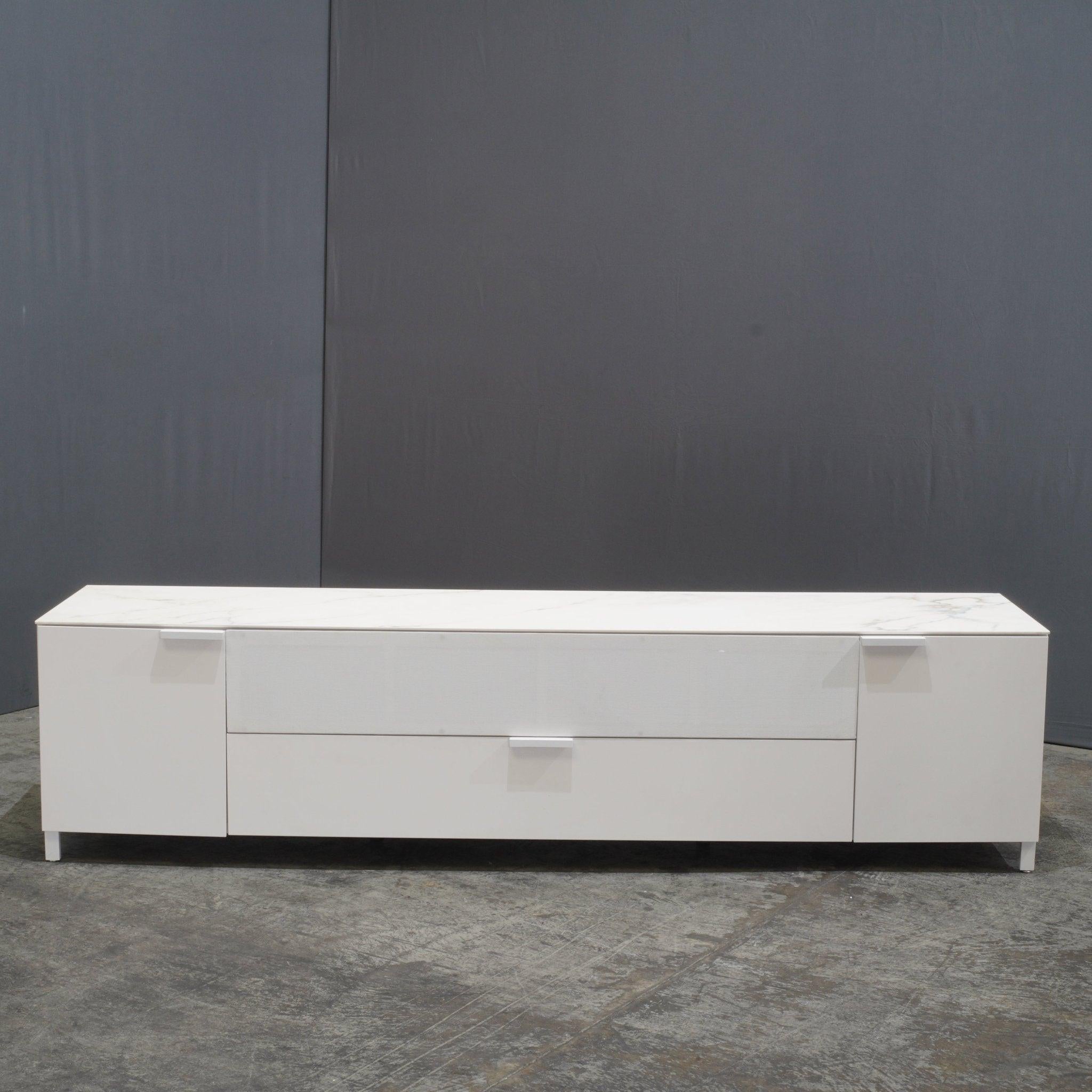 Die Ligne Roset Everywhere Podium Chest für Soundbar von Christian Werner ist ein raffiniertes und multifunktionales modernes Möbelstück. Diese Podesttruhe wurde entwickelt, um Technologie nahtlos in Ihren Wohnraum zu integrieren. Sie verfügt über