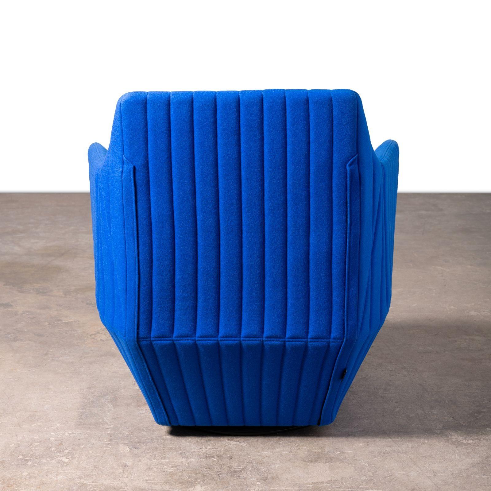 Ligne Roset Facett Swivel Lounge Chair in Royal Blue Divina Melange Wool In Good Condition For Sale In Dallas, TX