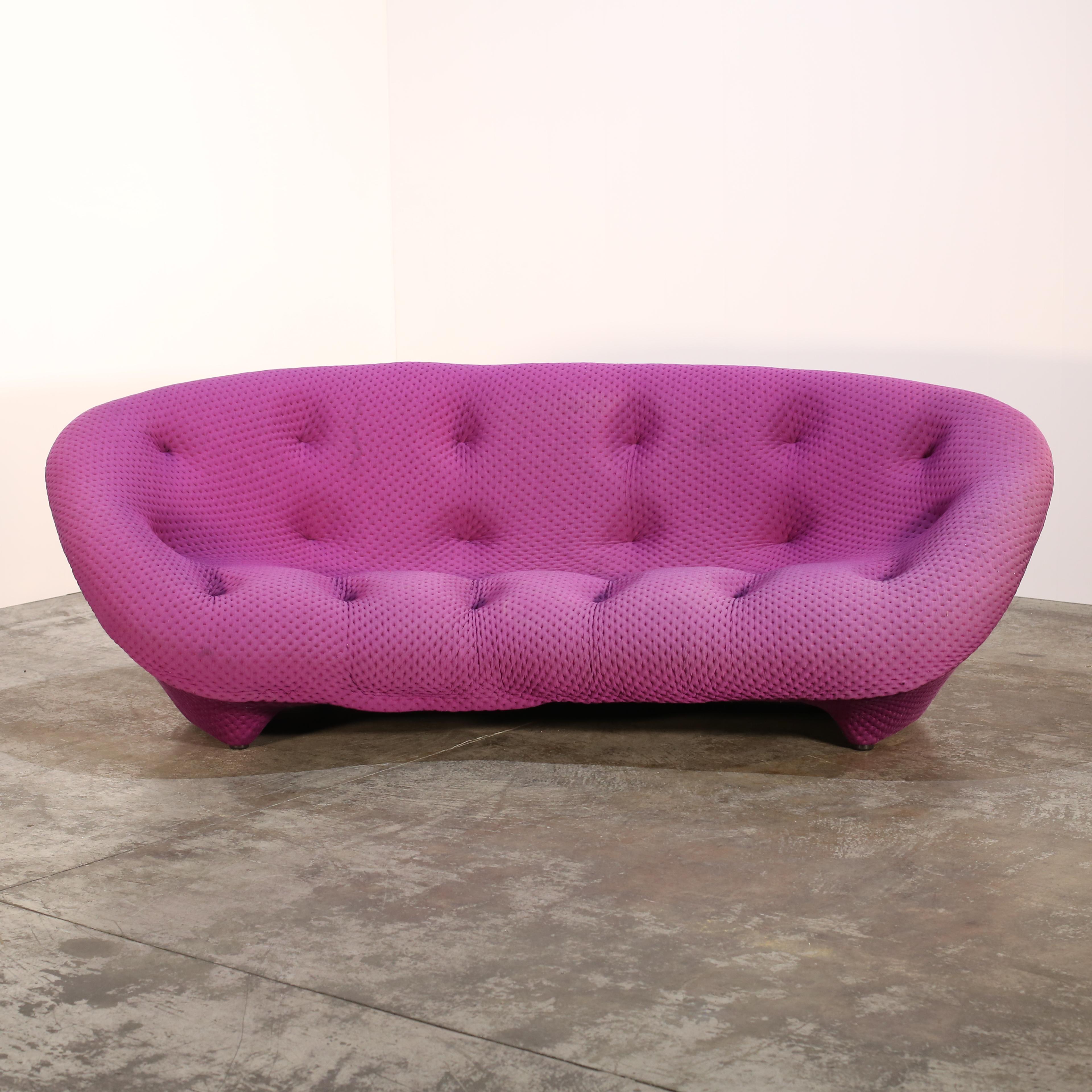 Te presentamos el Sofá Ploum de Ligne Roset, un complemento de lujo para cualquier salón. Este sofá único presenta un diseño afelpado y curvado que proporciona el máximo confort y apoyo. Las líneas elegantes y modernas y el tejido suave y